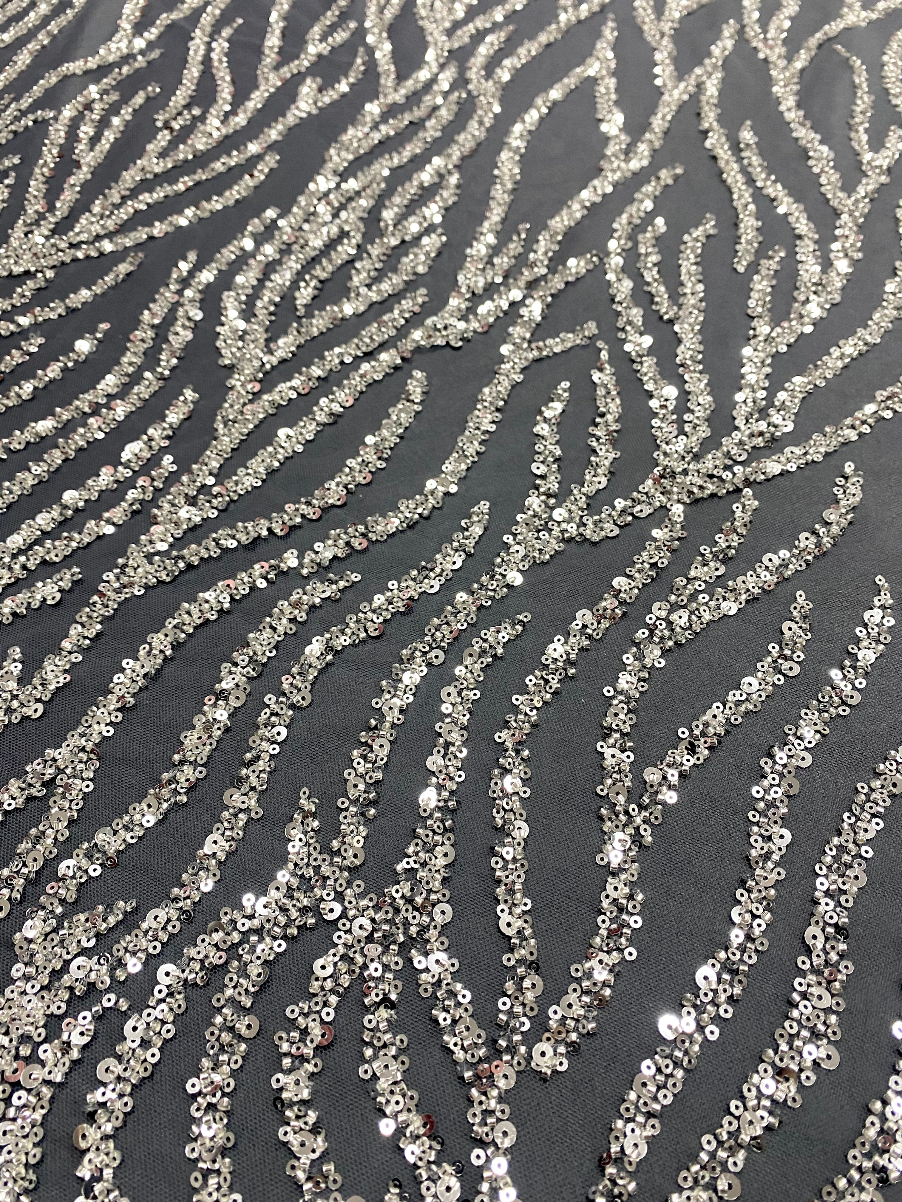 Csipke Couture ezüst tüllön antracit színben, gyöngy- és flitterfüzérekkel, gyöngyökkel és flitterekkel