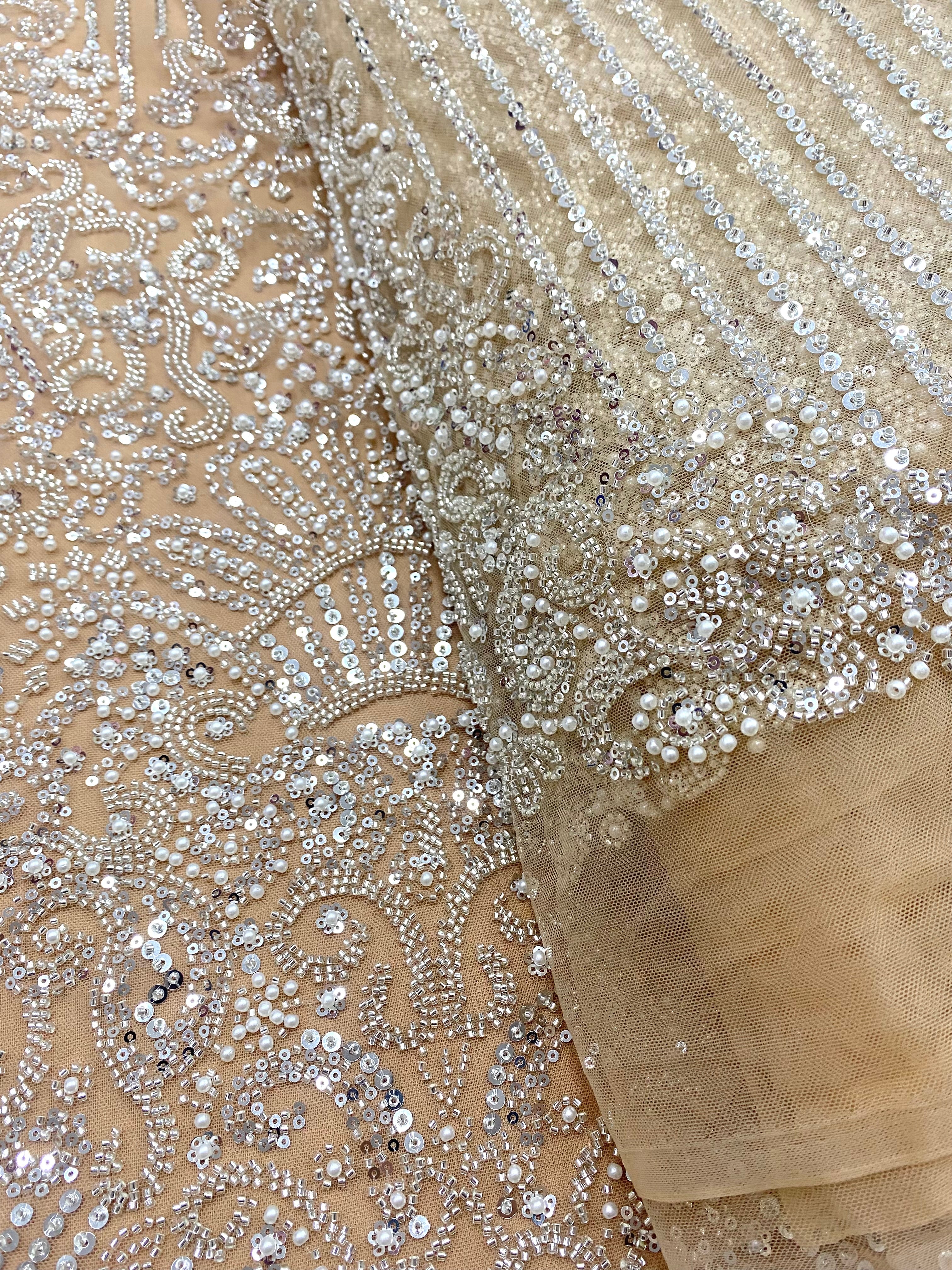 Csipke Couture ezüst tüllön, nude alapon, geometrikus mintával, gyöngyökkel, gyöngy díszítéssel és flitterekkel