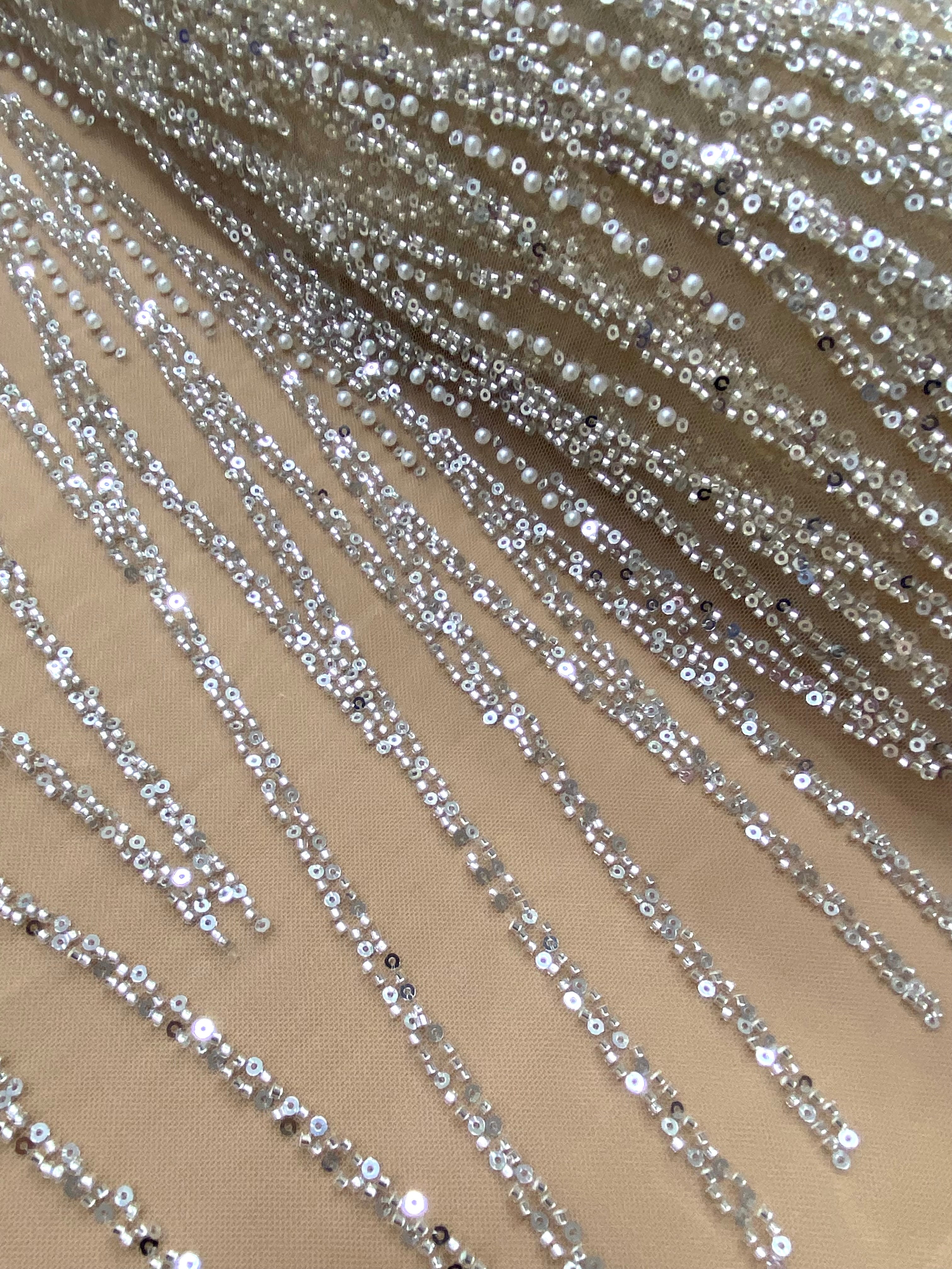 Dantela Couture Argintie pe Tulle Nude cu Model Liniar, cu Margele si Paiete
