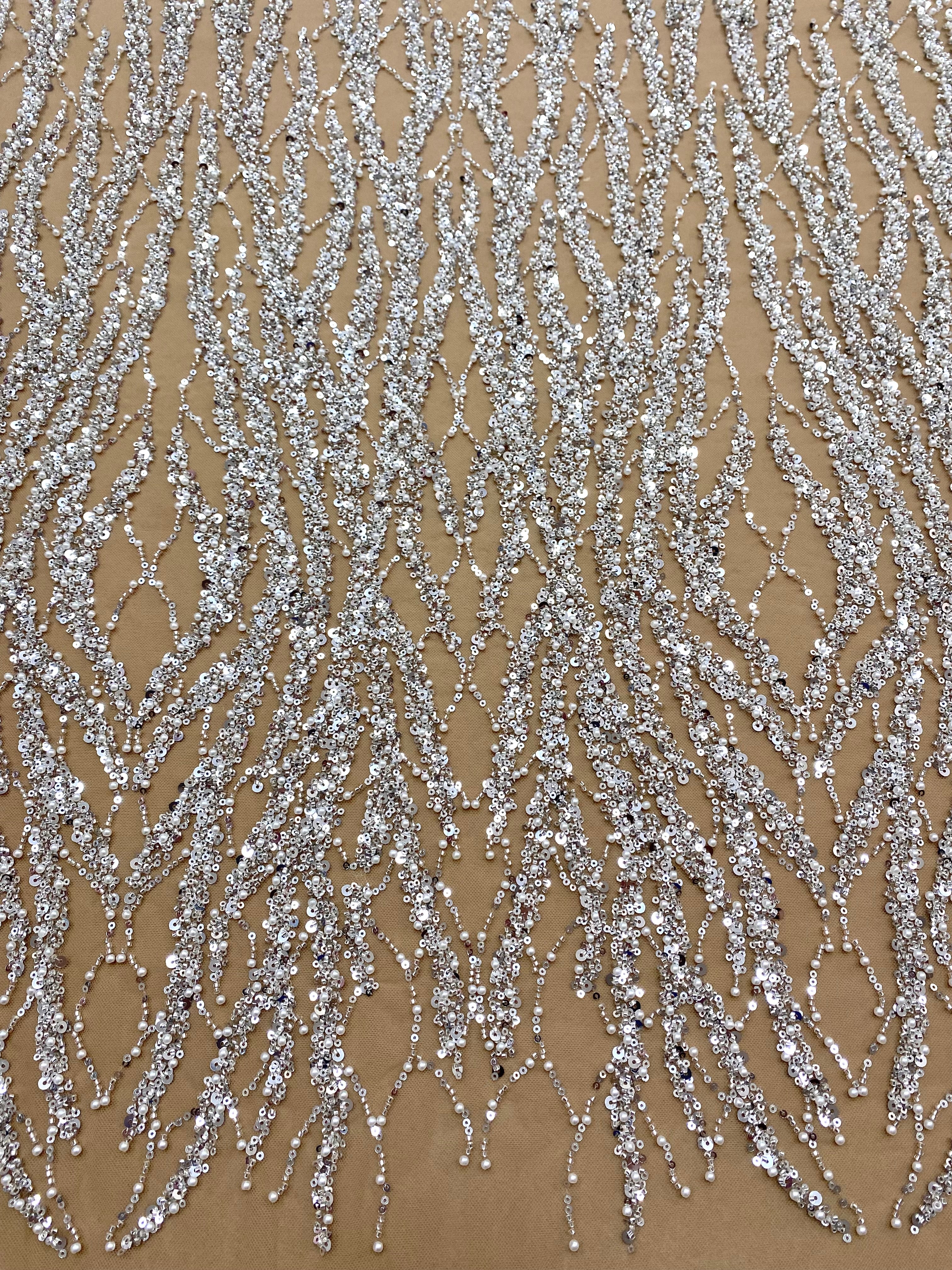 Dantela Couture Argintie pe Tulle Nude cu Siraguri cu Perle, Margele si Paiete