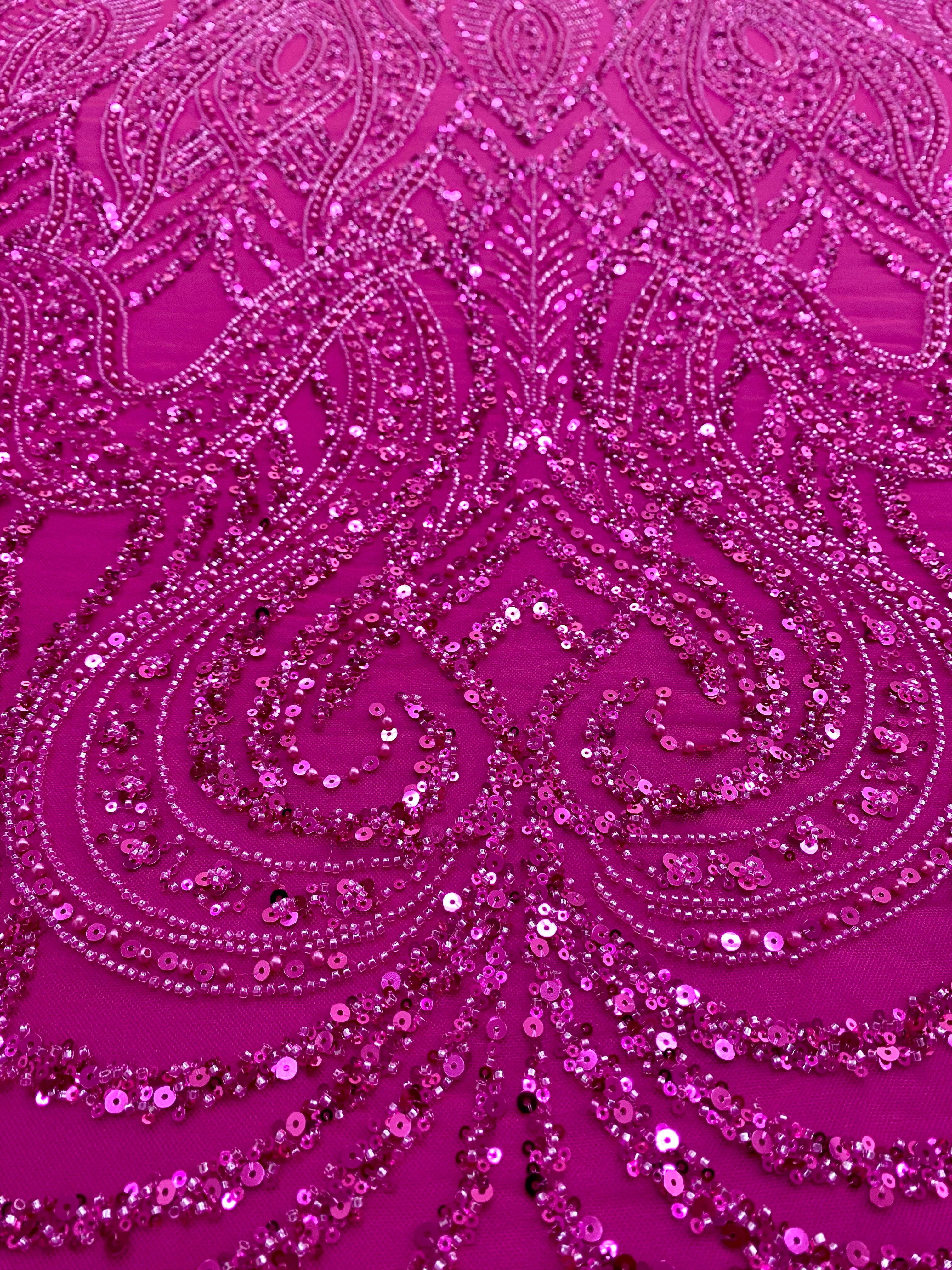 Dantela Couture Fucsia geometriai mintával, gyöngyökkel, gyöngyöcskékkel és flitterekkel