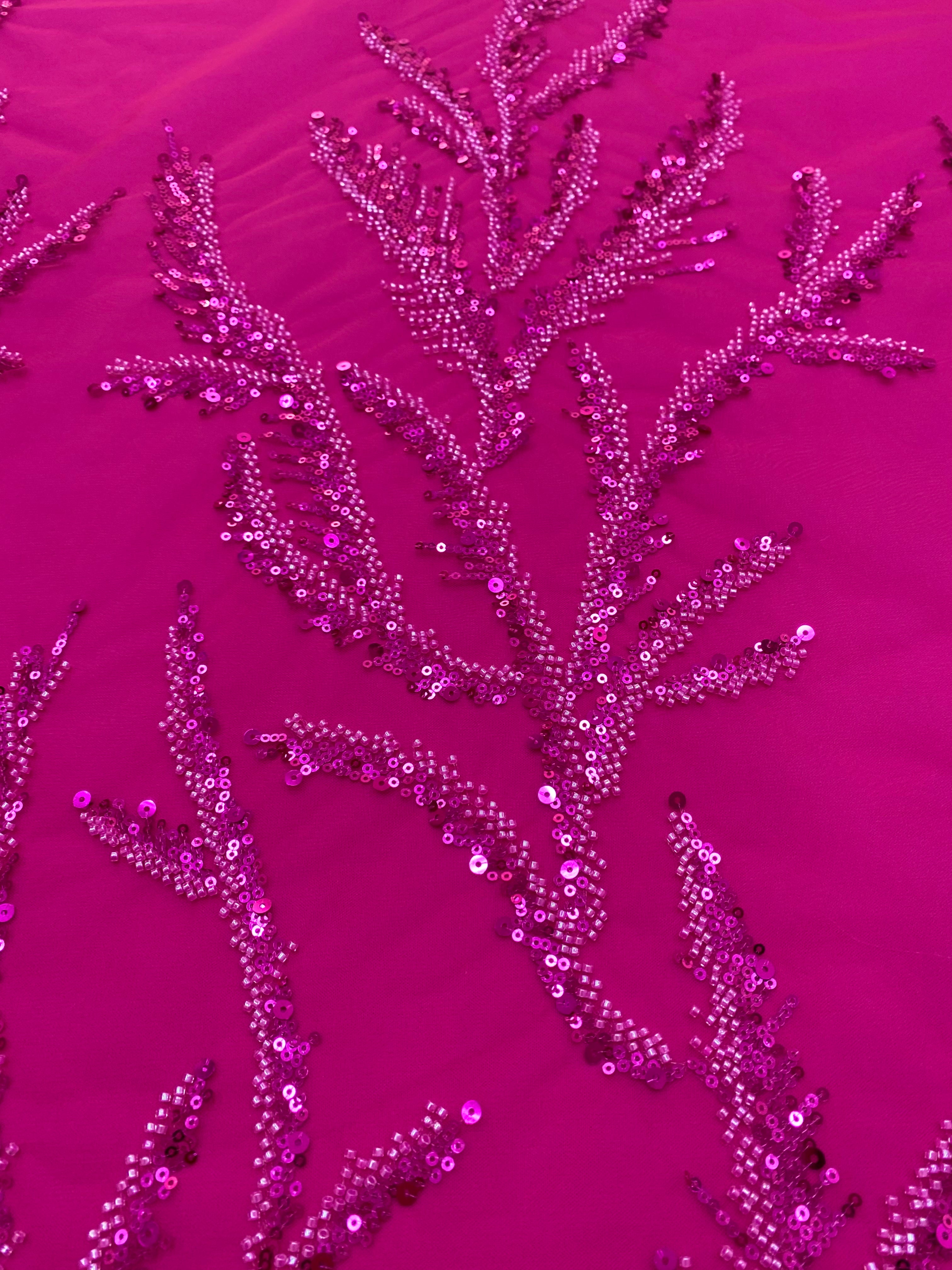 Dantela Couture fukszia ágacskákkal, gyöngyökkel és flitterekkel