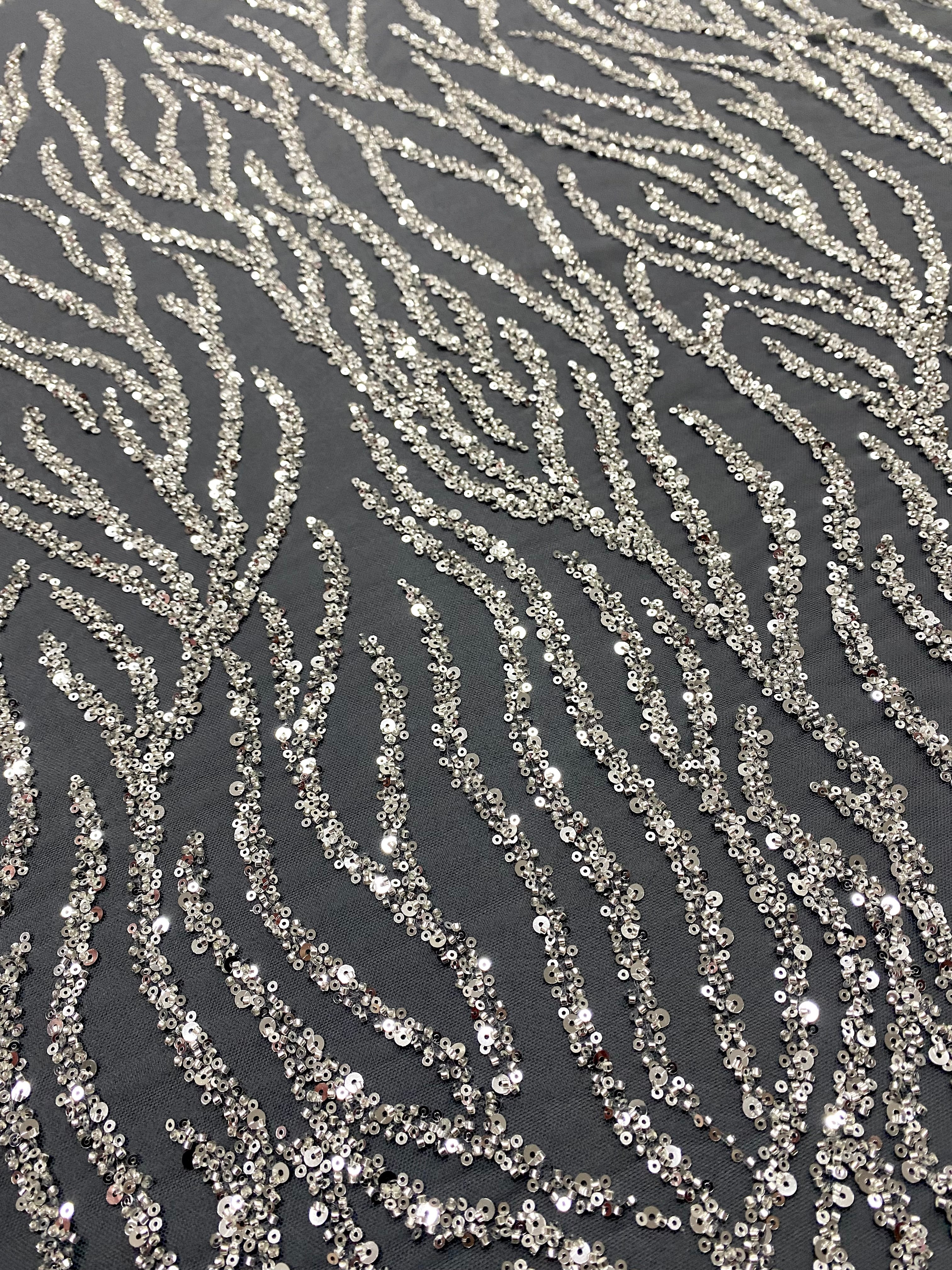 Csipke Couture ezüst tüllön antracit színben, gyöngy- és flitterfüzérekkel, gyöngyökkel és flitterekkel