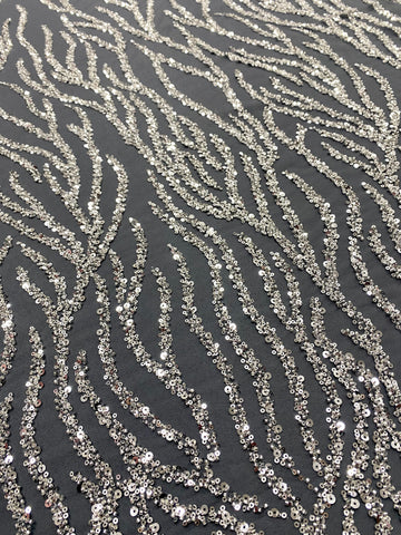 Csipke Couture ezüst tüllön antracit színben, gyöngy- és flitterfüzérekkel, gyöngyökkel és flitterekkel