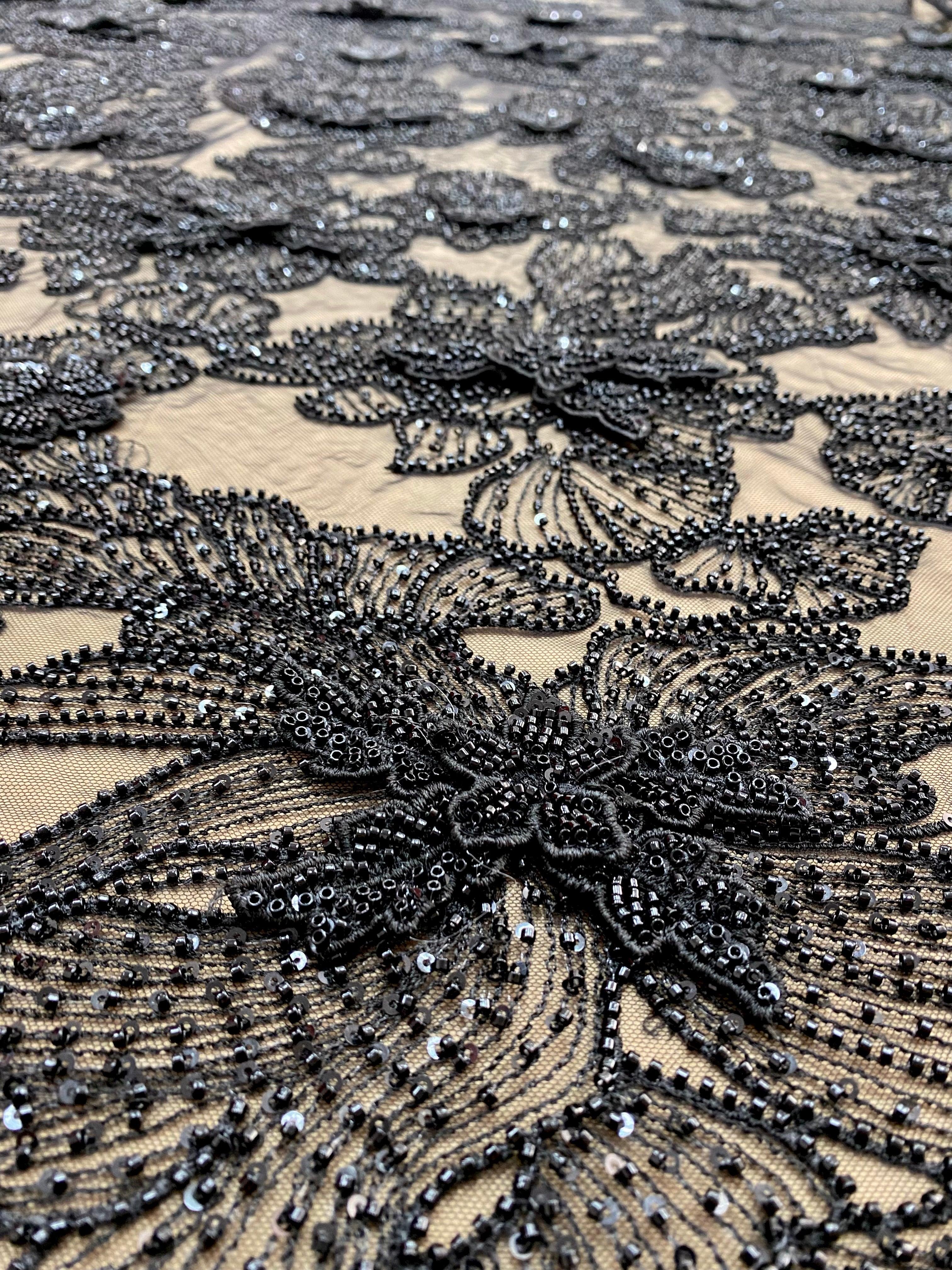 Csipke Couture 3D antracitszürke virágokkal, gyöngyökkel és flitterekkel
