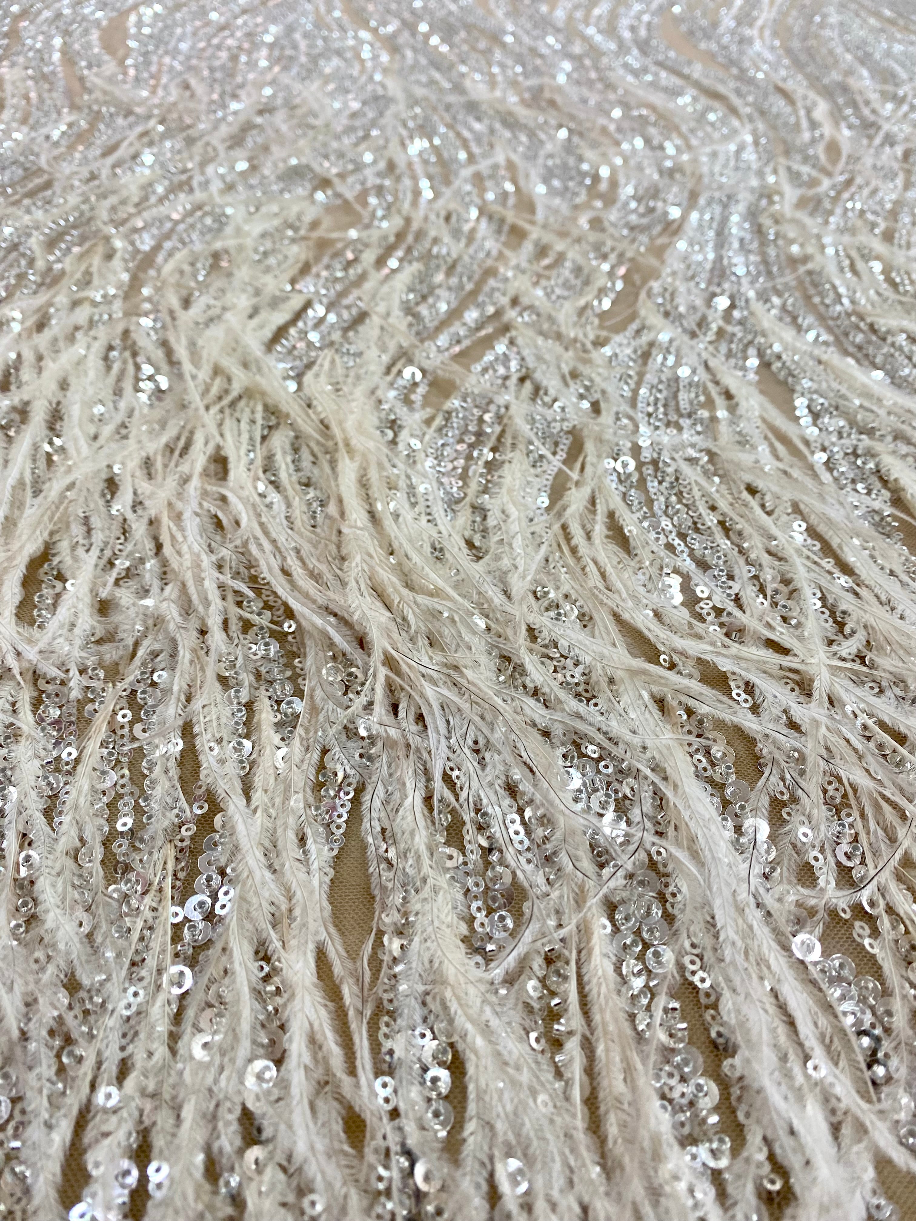 Dantela Couture Argintie pe Tulle Nude cu Pene de Strut, cu Model Liniar, cu Margele si Paiete