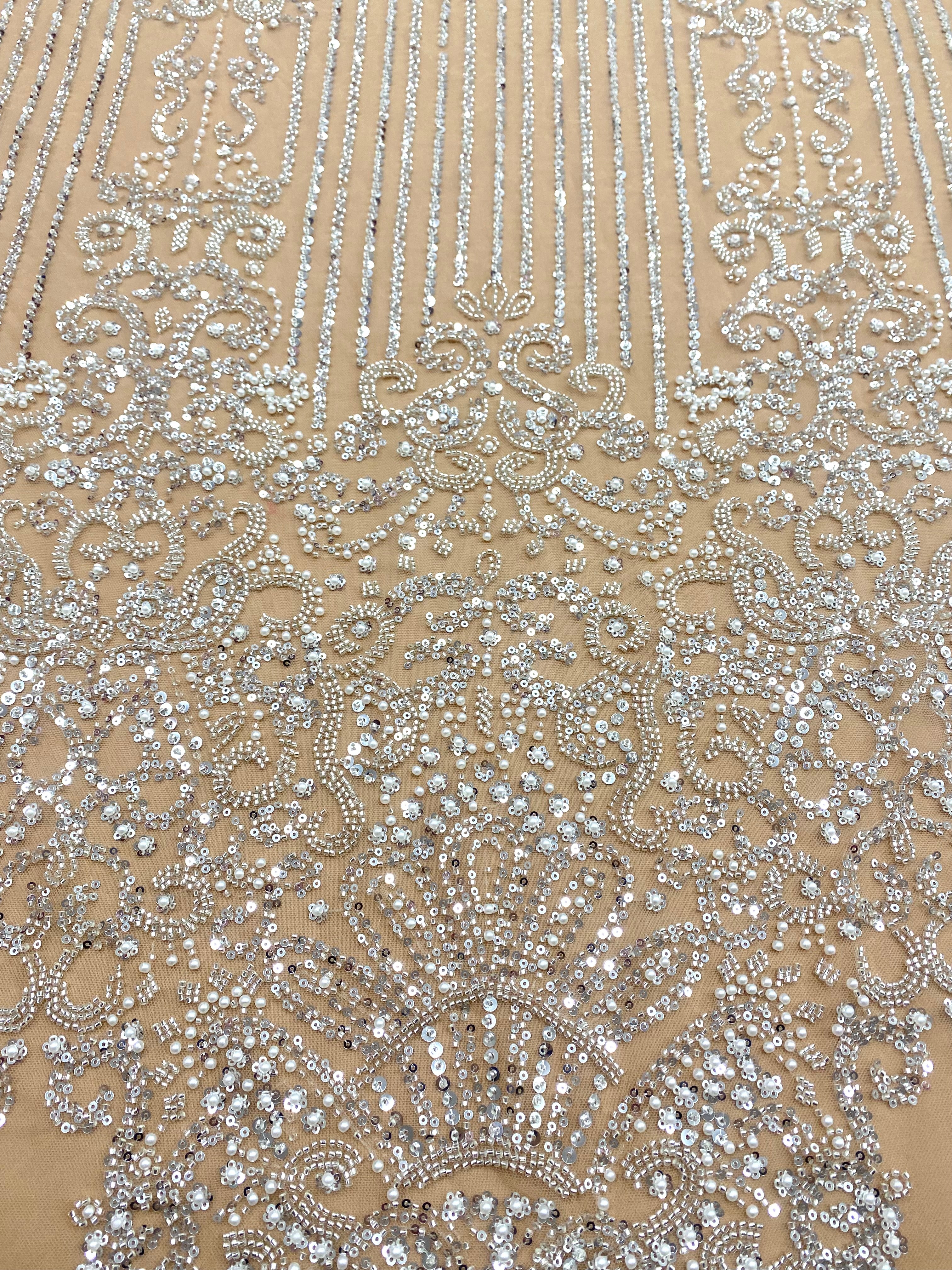 Csipke Couture ezüst tüllön, nude alapon, geometrikus mintával, gyöngyökkel, gyöngy díszítéssel és flitterekkel