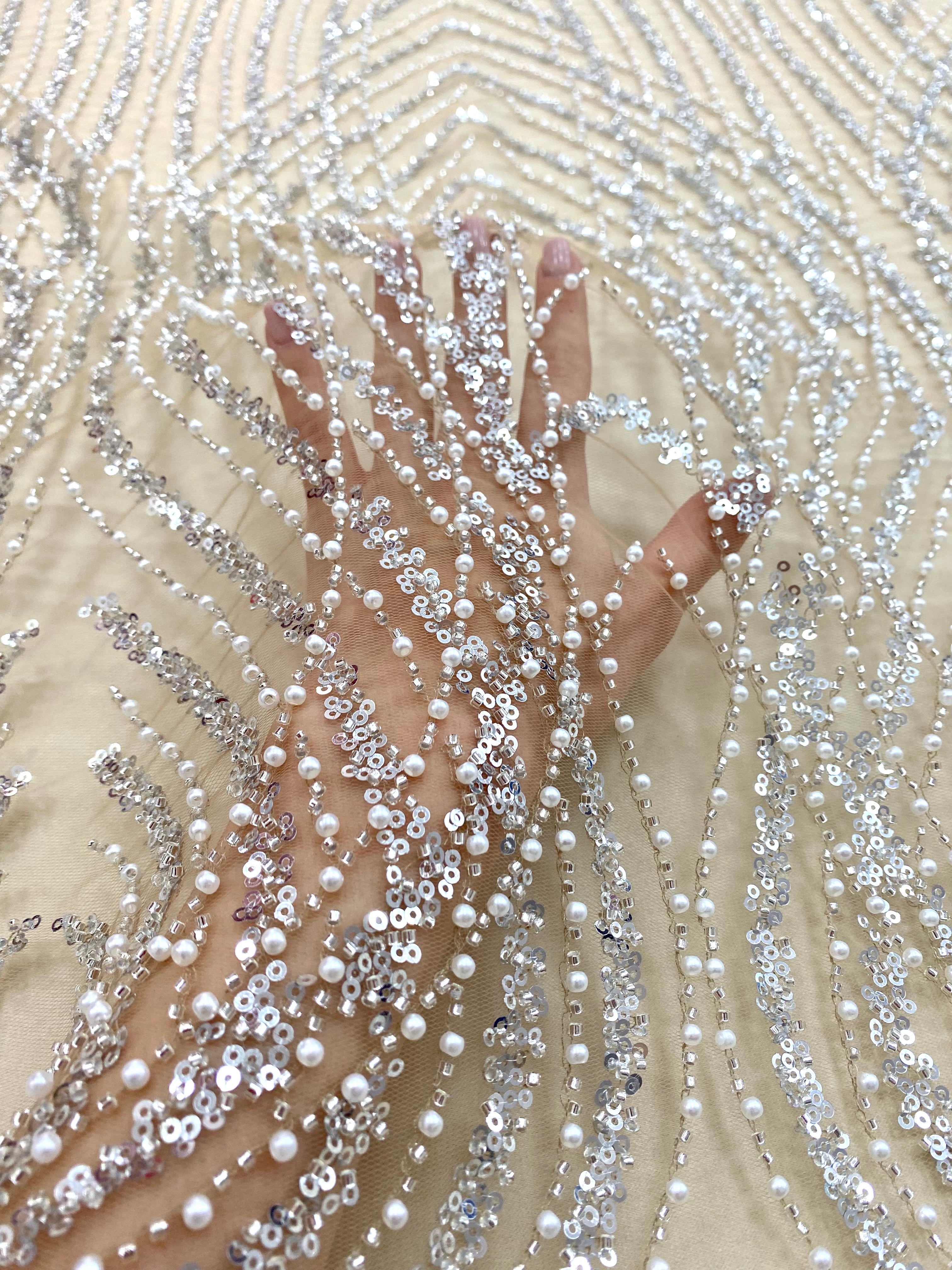 Ezüst Couture Csipke Nude Tüll Panellel, Gyöngyökkel, Gyöngyökkel és Flitterekkel