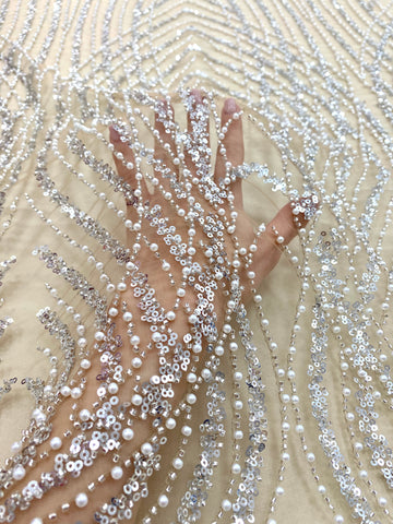 Ezüst Couture Csipke Nude Tüll Panellel, Gyöngyökkel, Gyöngyökkel és Flitterekkel