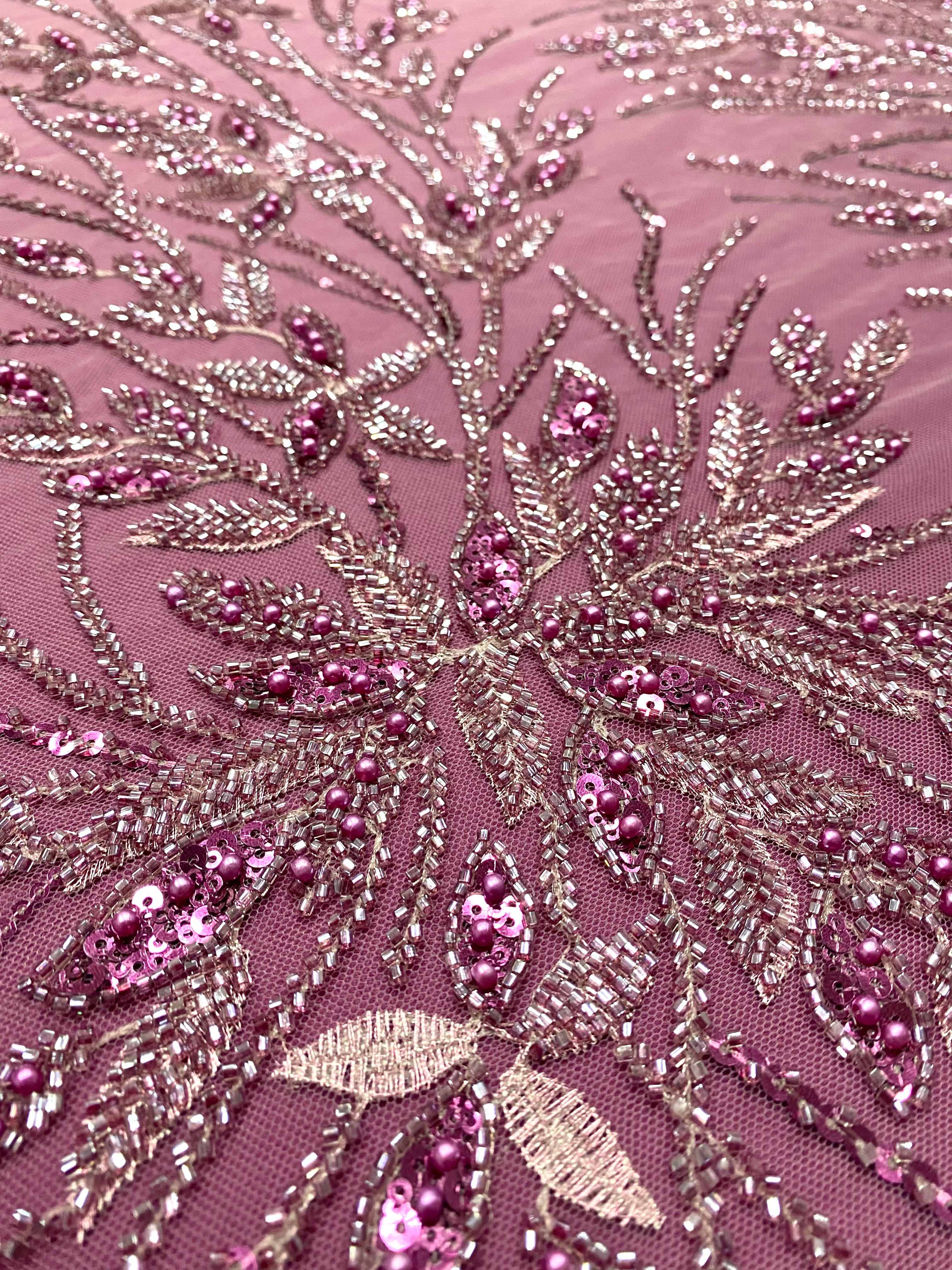 Dantela Couture Magenta virágmintával, gyöngyökkel, gyöngyöcskékkel és flitterekkel