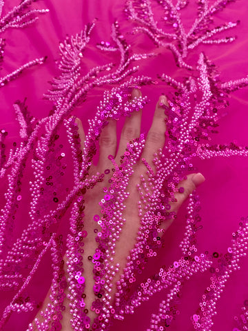 Dantela Couture fukszia ágacskákkal, gyöngyökkel és flitterekkel
