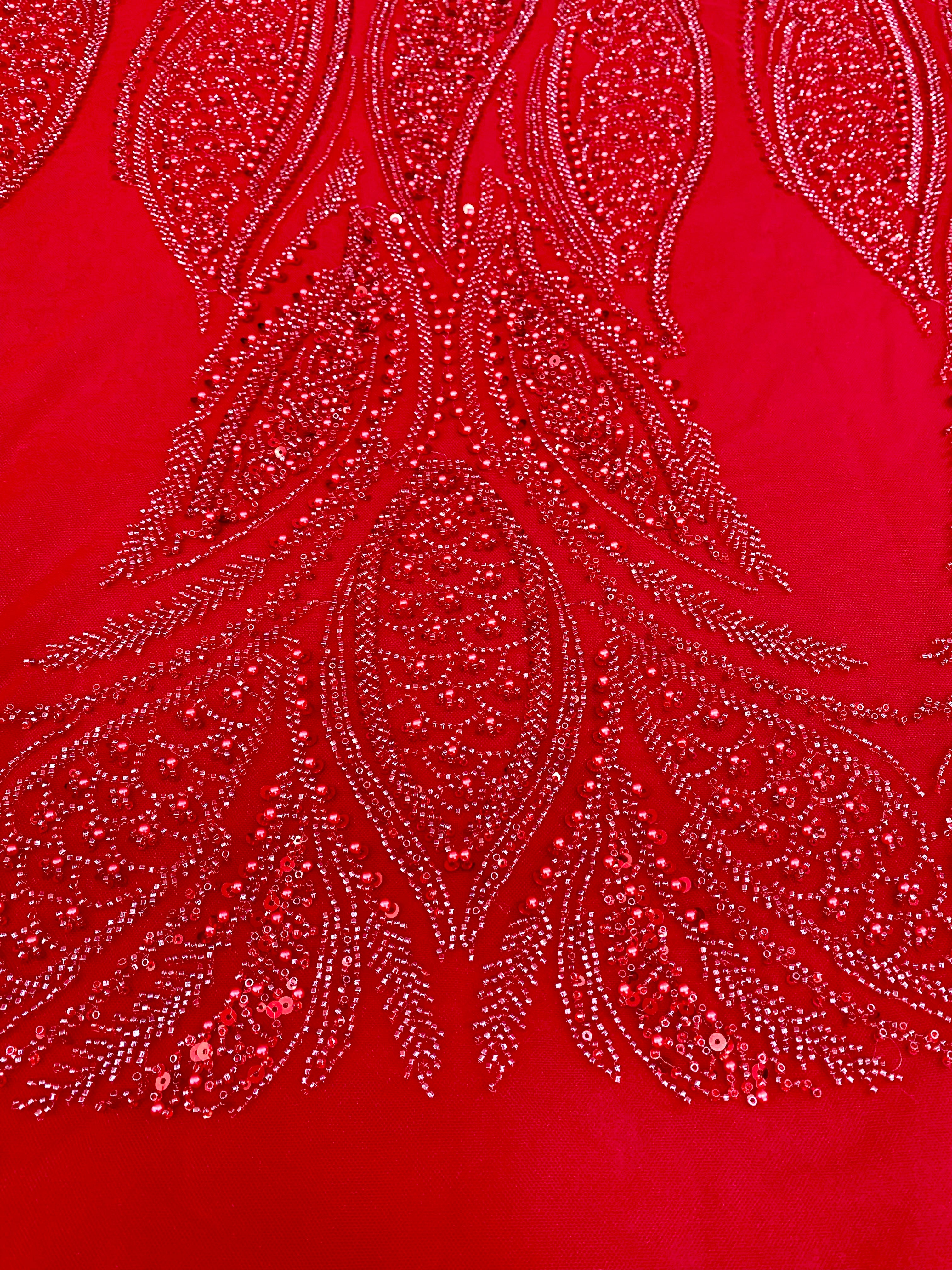 Piros Couture csipke geometriai mintával, gyöngyökkel, gyöngyöcskékkel és flitterekkel