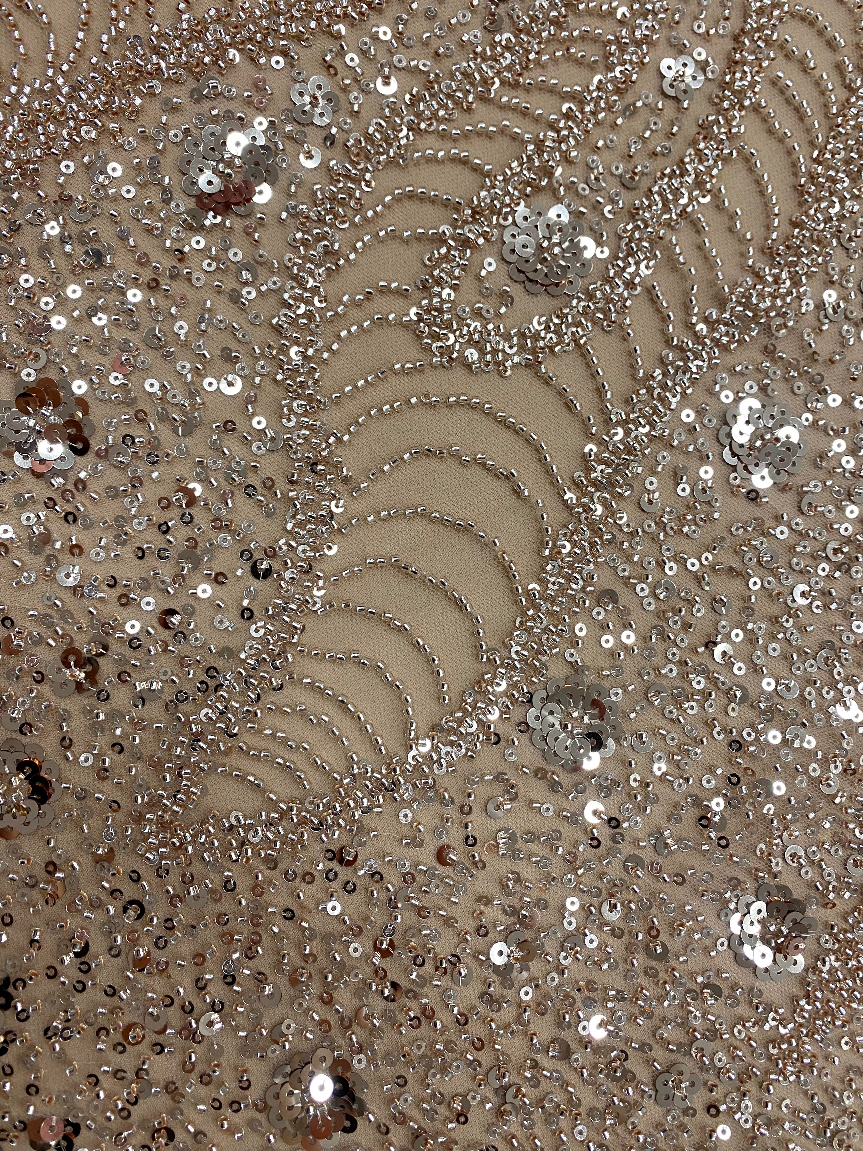 Dantela Couture Arany Rose geometriai mintával és virágokkal, gyöngyökkel és flitterekkel