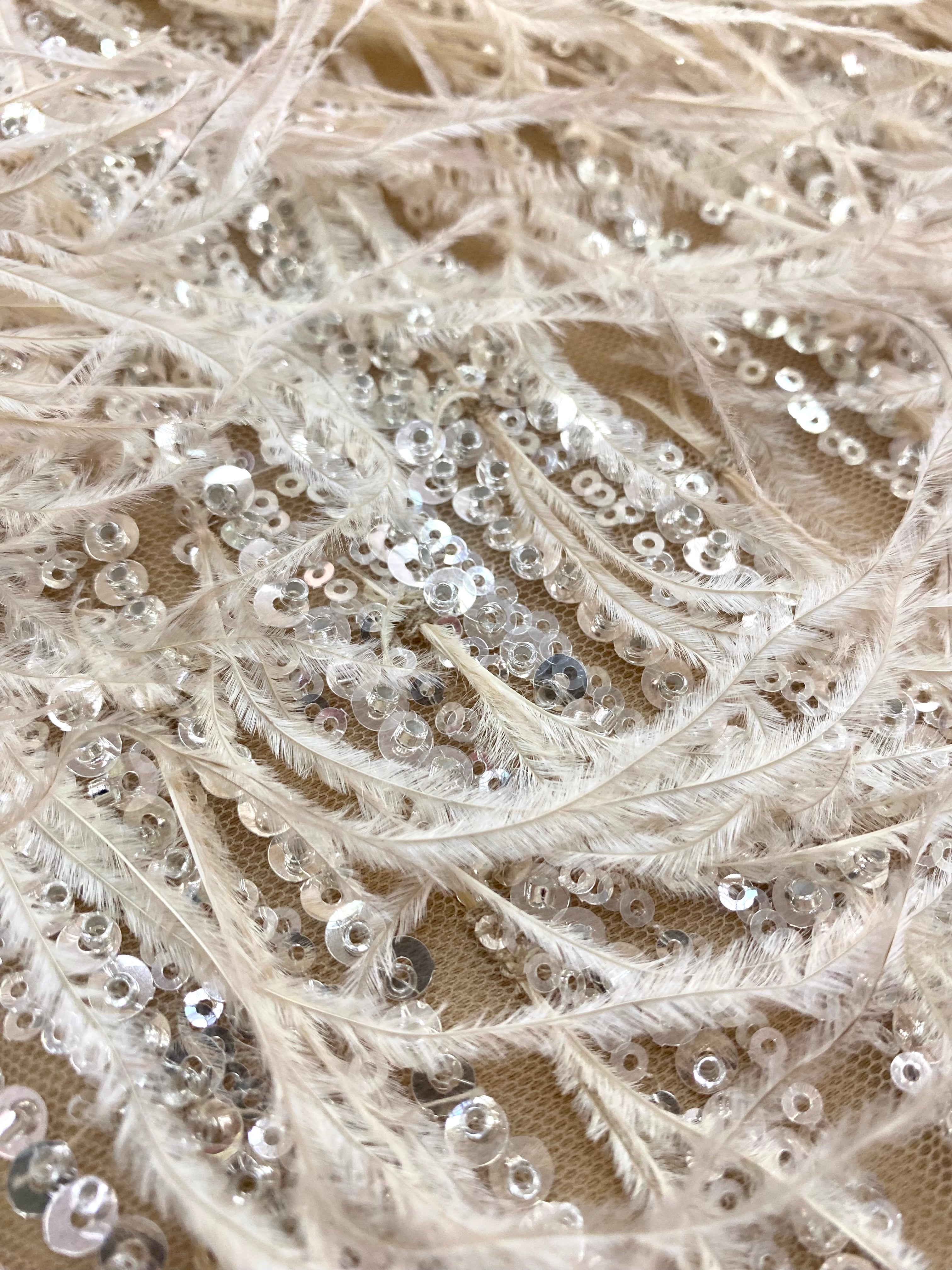 Dantela Couture Argintie pe Tulle Nude cu Pene de Strut, cu Model Liniar, cu Margele si Paiete