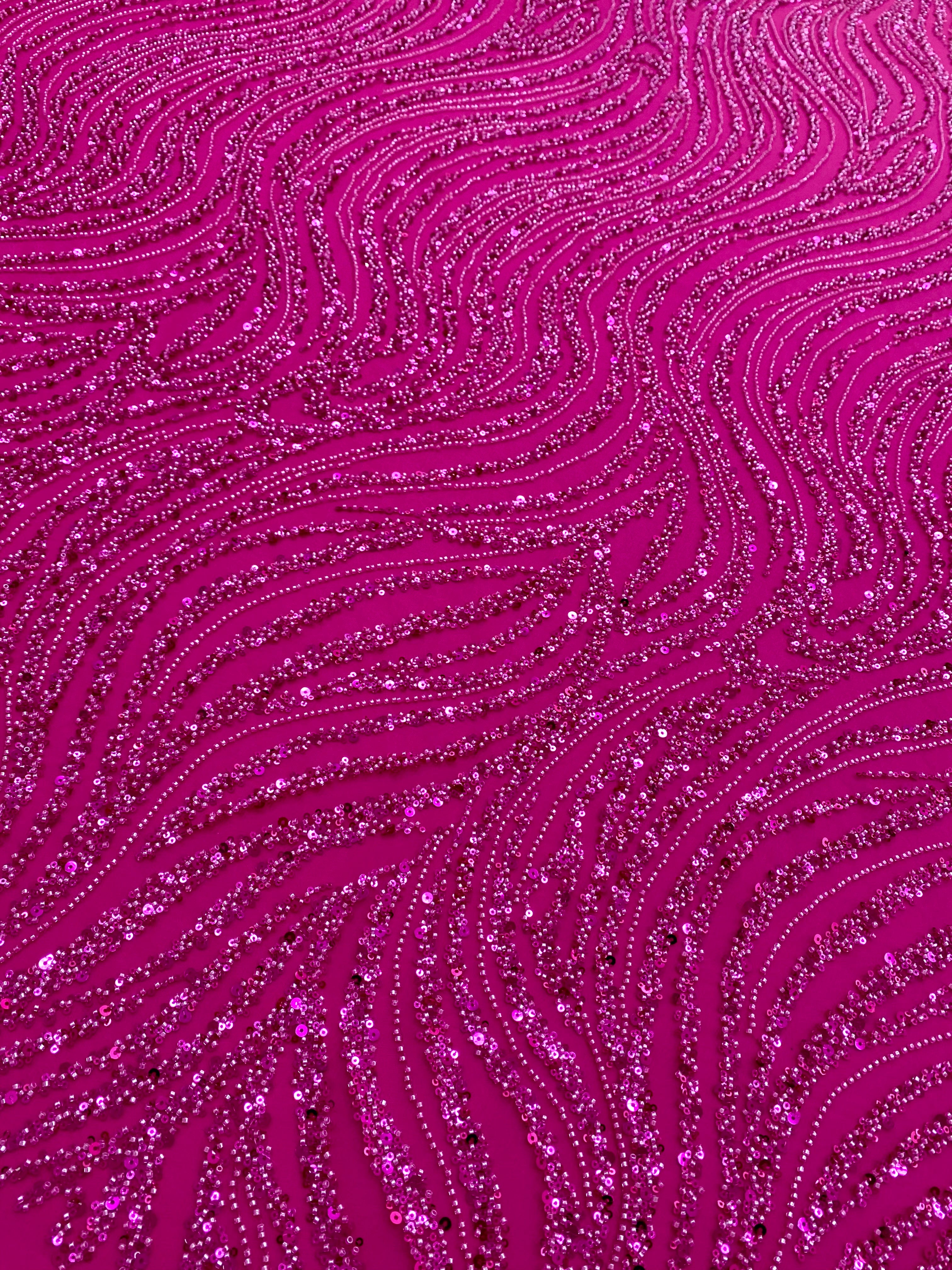 Dantela Couture Fucsia lineáris mintával, gyöngyökkel és flitterekkel