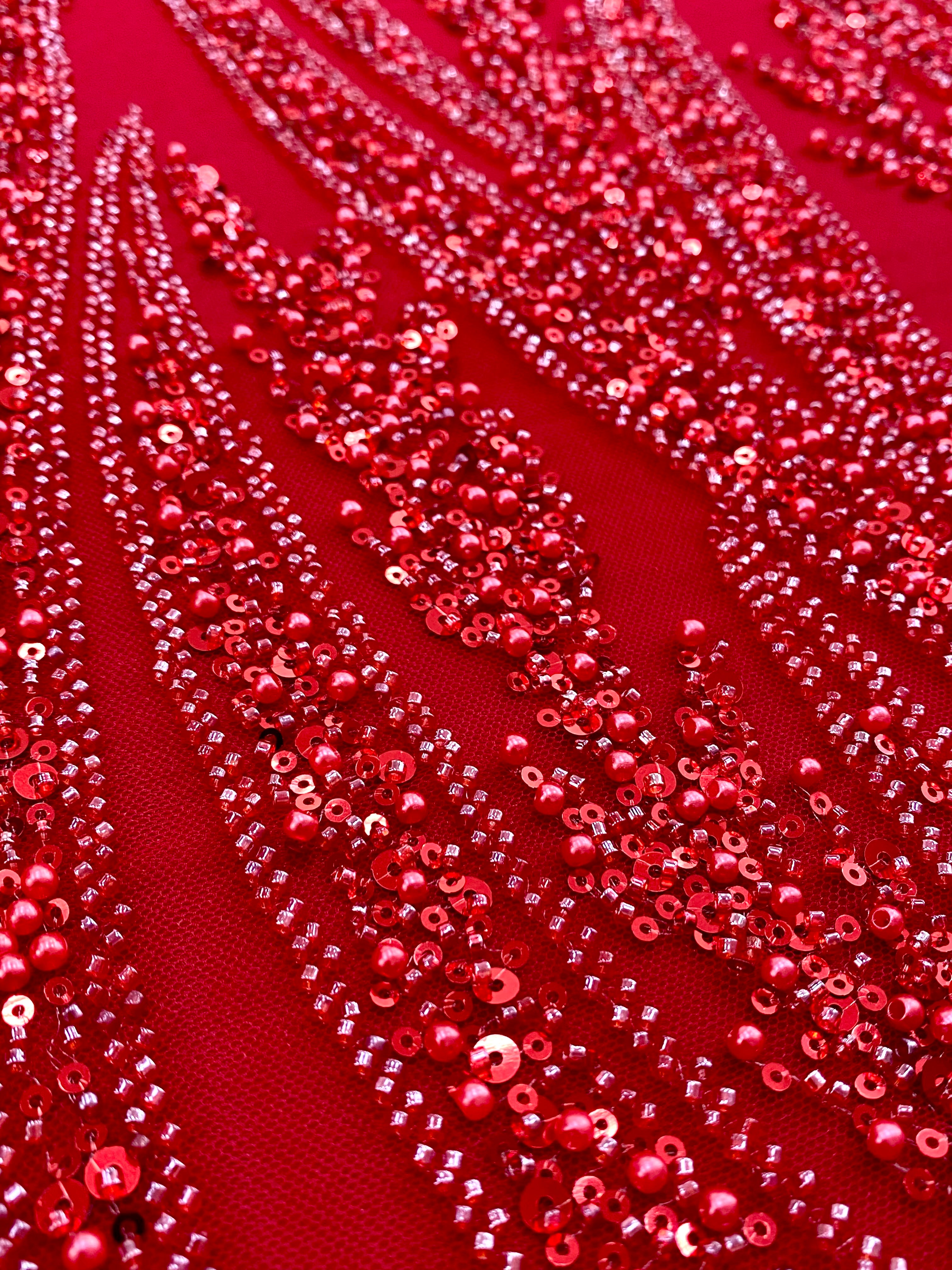 Piros Couture csipke geometriai mintával, gyöngyökkel, gyöngyöcskékkel és flitterekkel