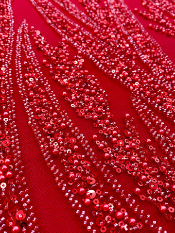 Piros Couture csipke geometriai mintával, gyöngyökkel, gyöngyöcskékkel és flitterekkel
