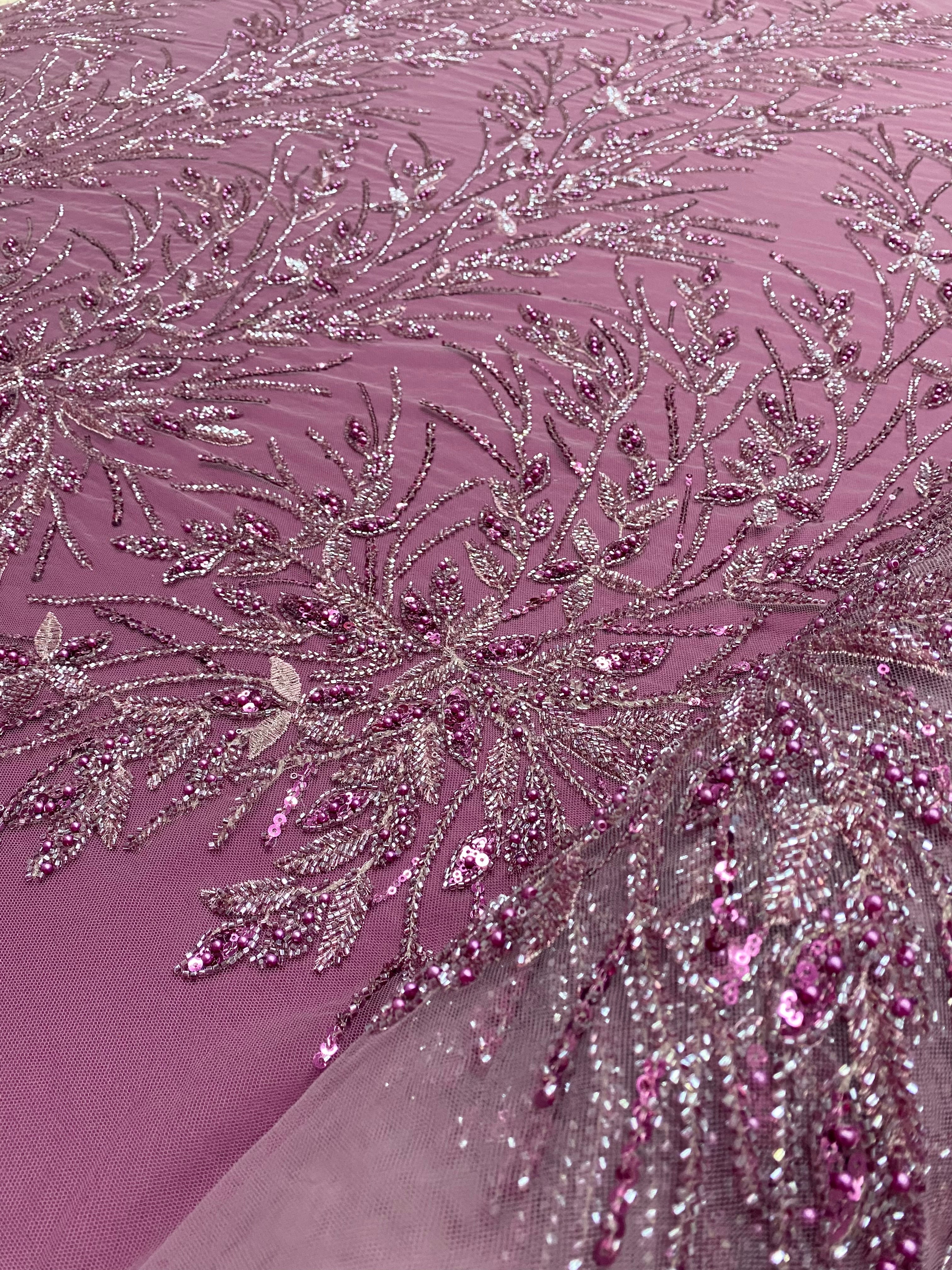 Dantela Couture Magenta virágmintával, gyöngyökkel, gyöngyöcskékkel és flitterekkel