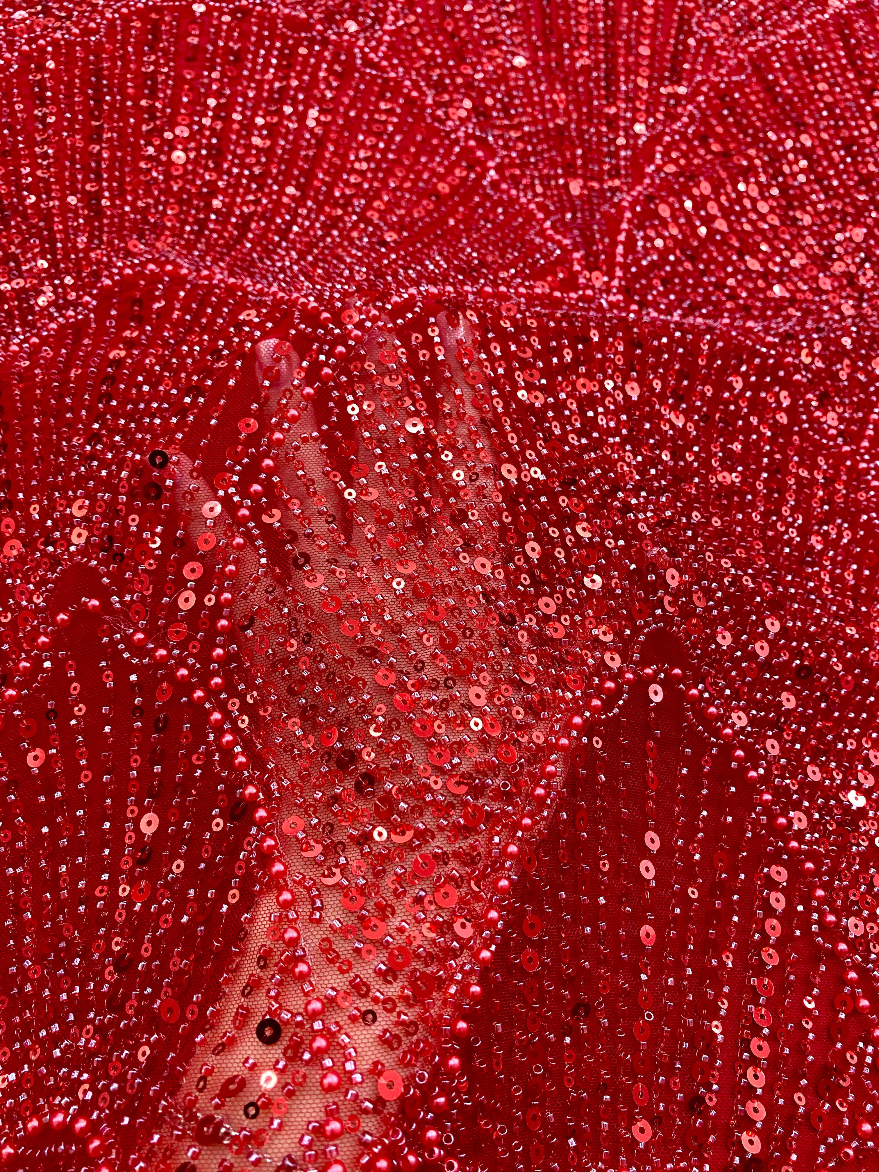 Piros Couture csipke geometriai mintával, gyöngyökkel, gyöngyöcskékkel és flitterekkel