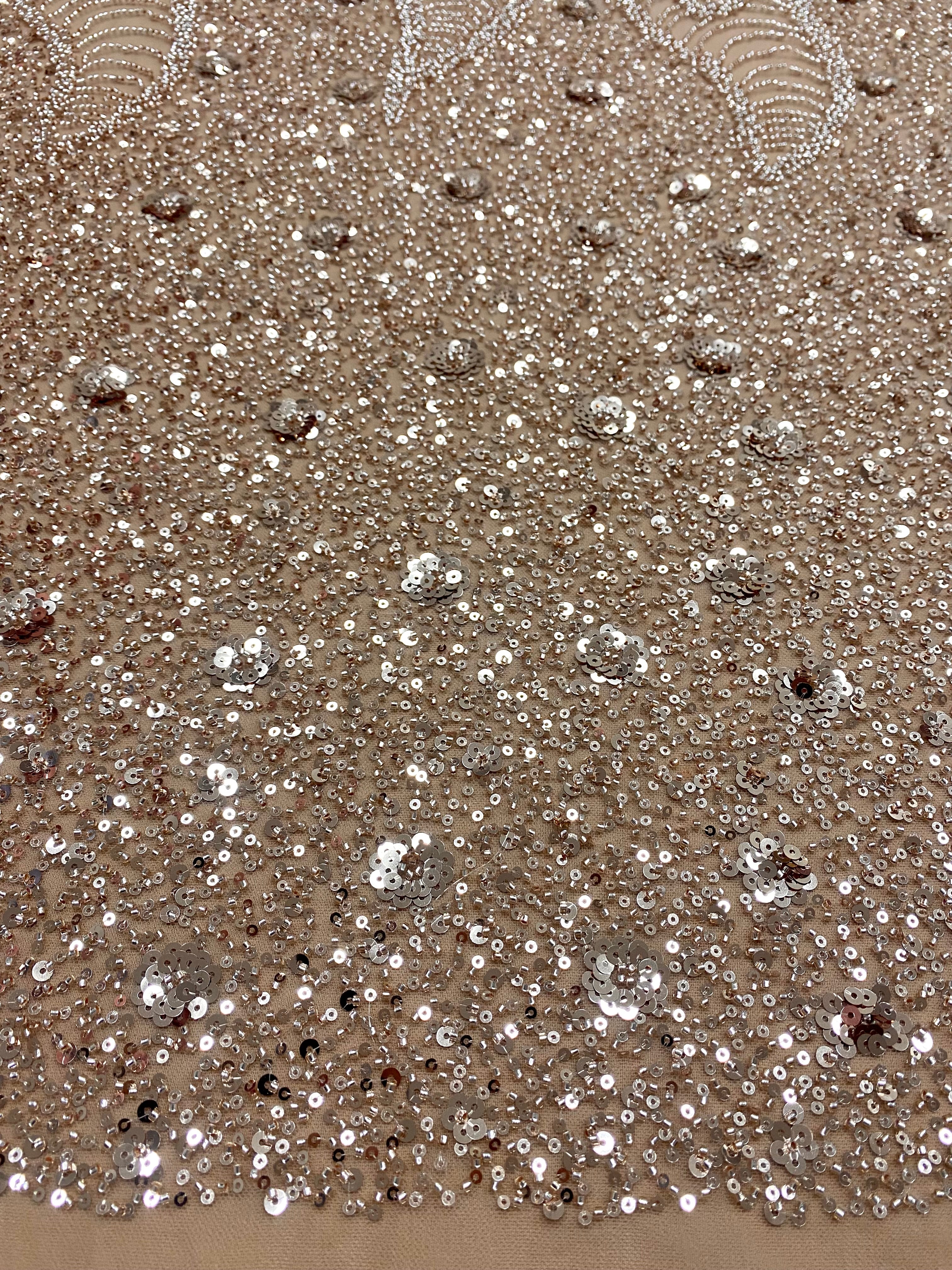 Dantela Couture Arany Rose geometriai mintával és virágokkal, gyöngyökkel és flitterekkel