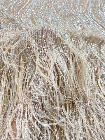 Dantela Couture Argintie pe Tulle Nude cu Pene de Strut, cu Model Liniar, cu Margele si Paiete