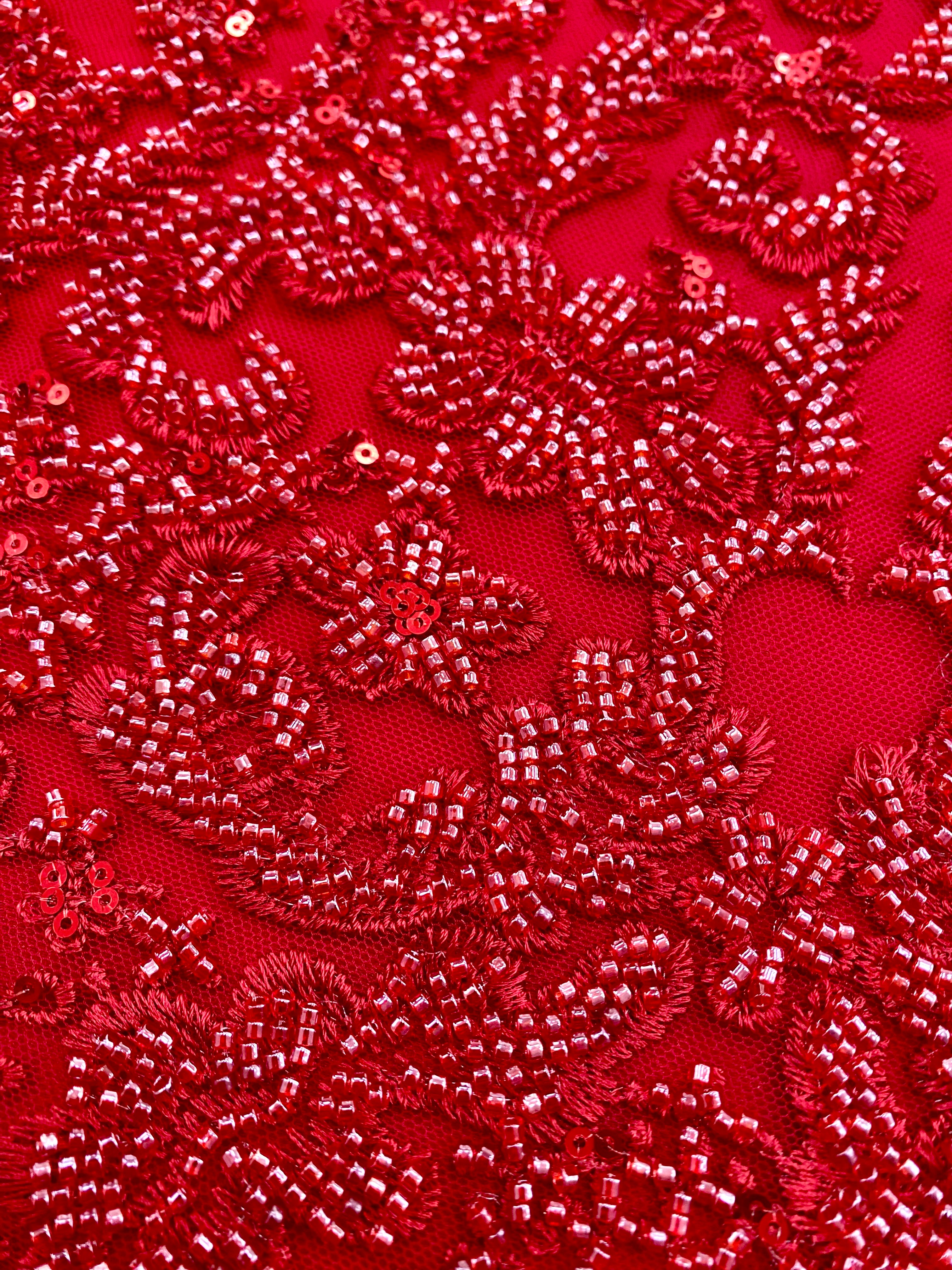 Piros Couture csipke geometriai mintával, gyöngyökkel, gyöngyöcskékkel és flitterekkel