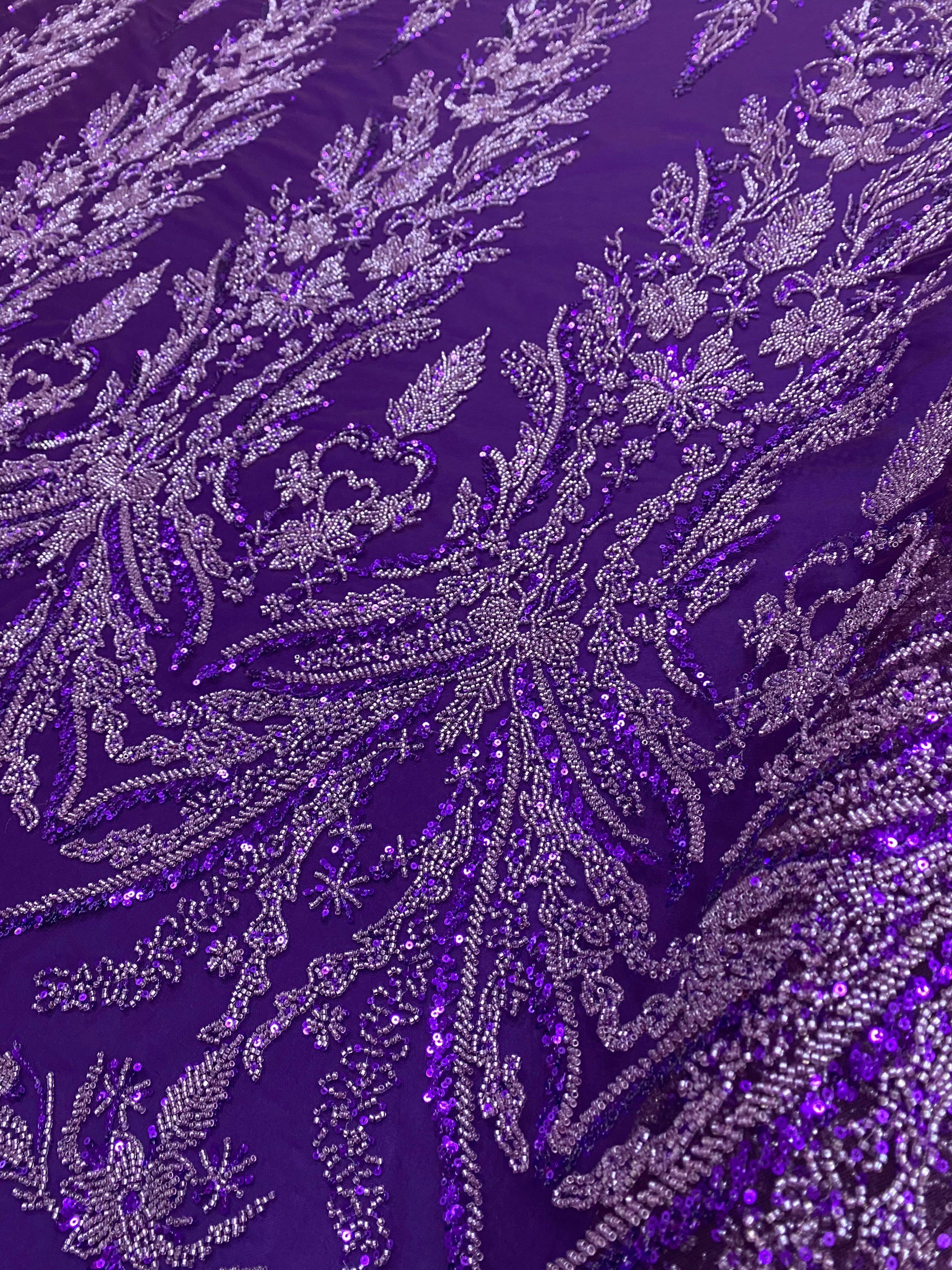 Sötétlila Couture csipke virágmintával, gyöngyökkel és flitterekkel
