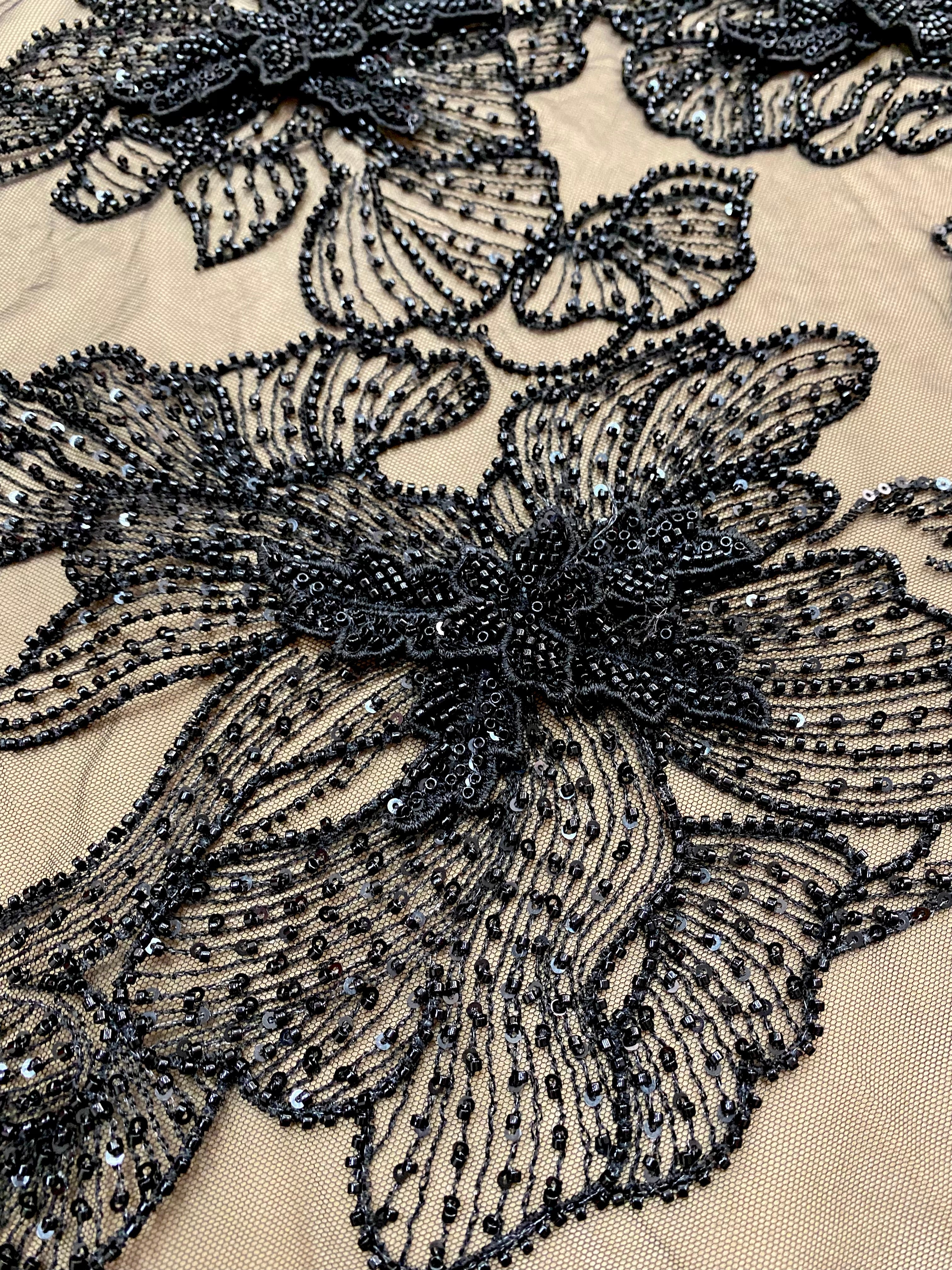 Csipke Couture 3D antracitszürke virágokkal, gyöngyökkel és flitterekkel