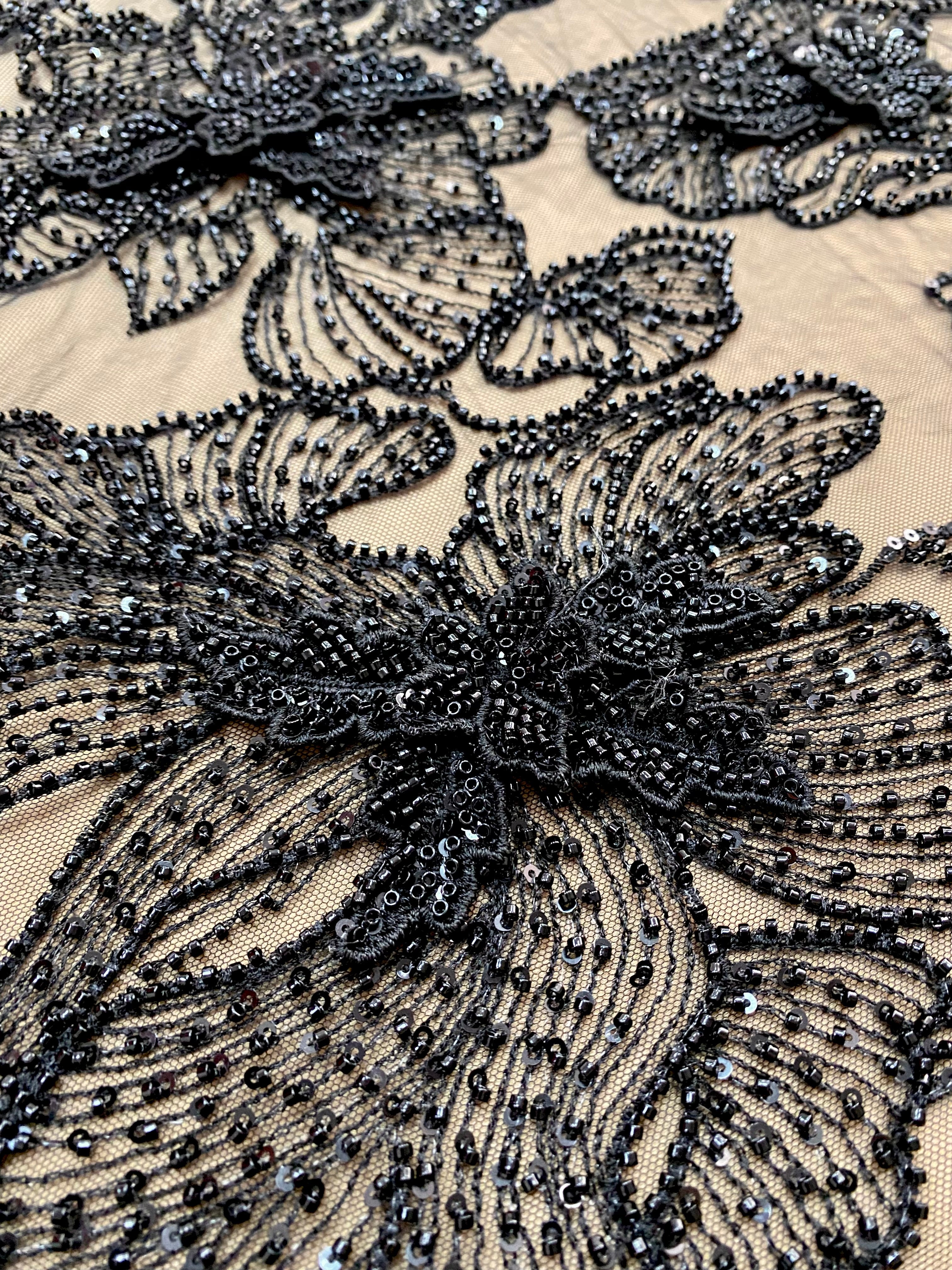 Csipke Couture 3D antracitszürke virágokkal, gyöngyökkel és flitterekkel