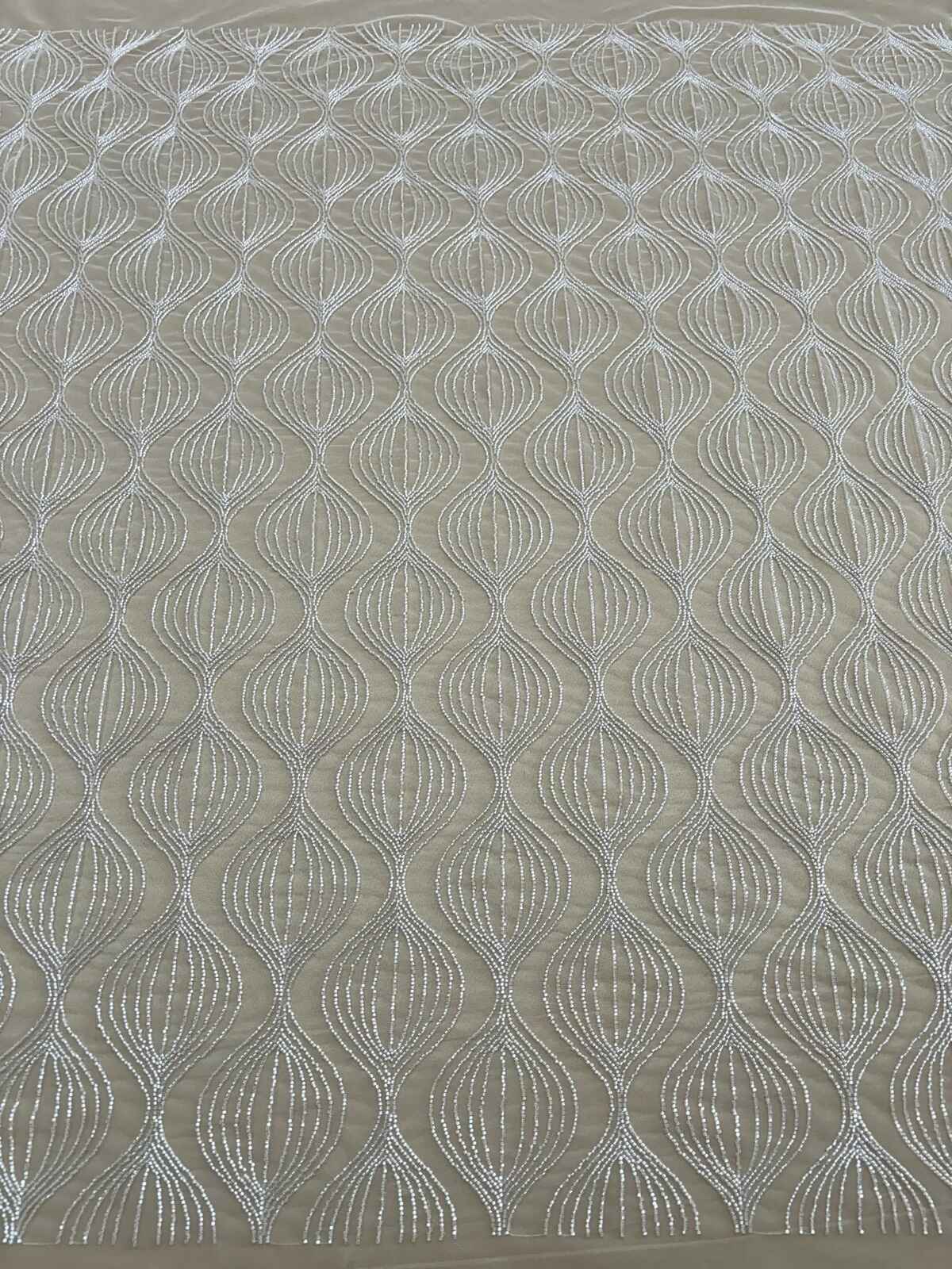 Dantela Couture Diamond geometrikus mintával, gyöngyökkel