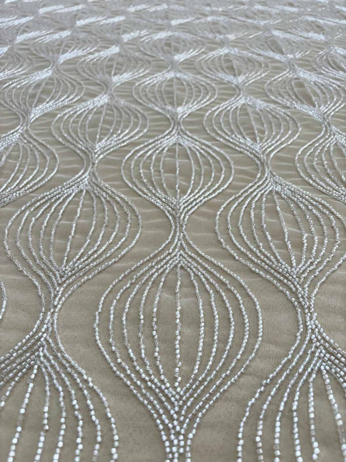 Dantela Couture Diamond geometrikus mintával, gyöngyökkel