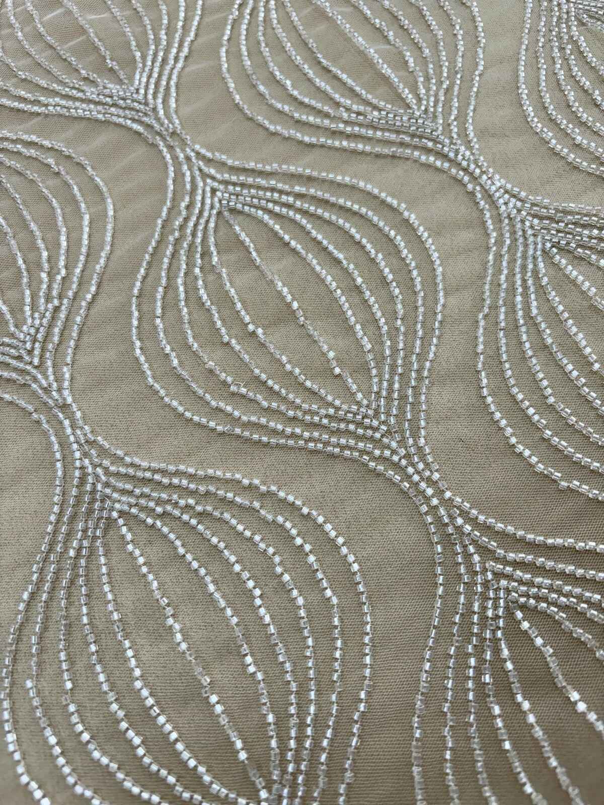 Dantela Couture Diamond geometrikus mintával, gyöngyökkel