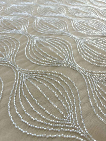 Dantela Couture Diamond geometrikus mintával, gyöngyökkel