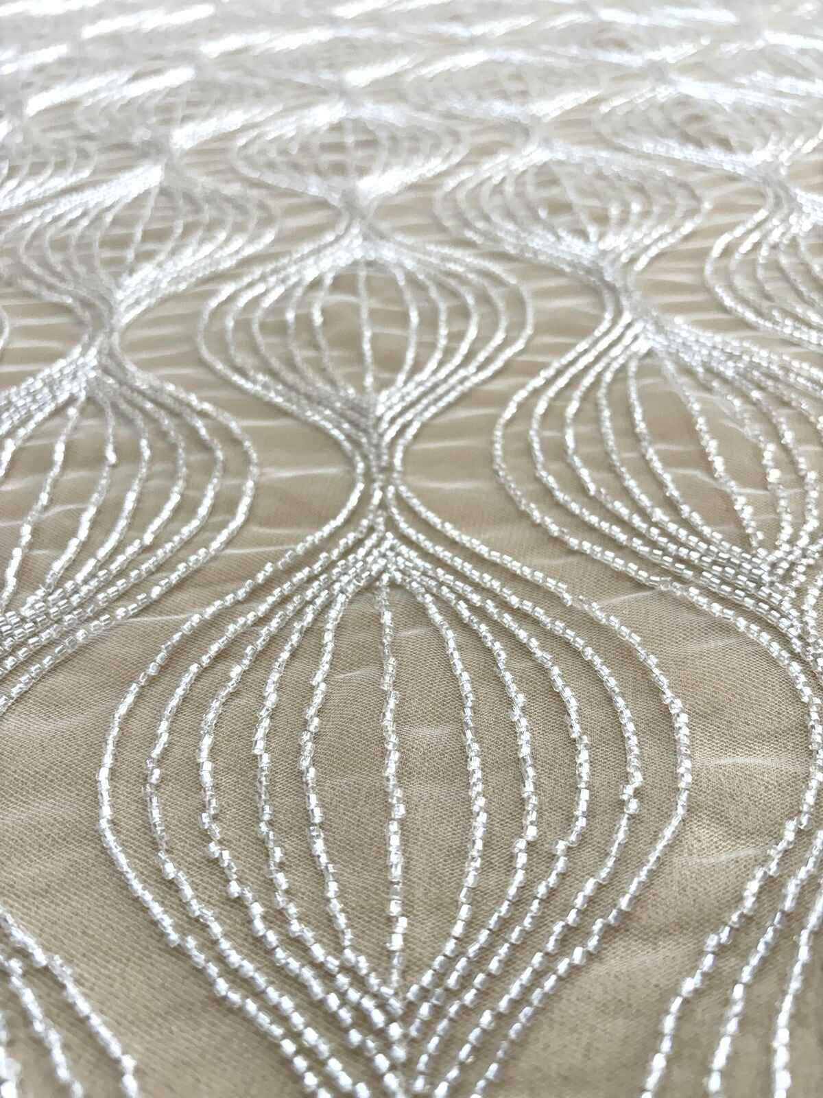 Dantela Couture Diamond geometrikus mintával, gyöngyökkel
