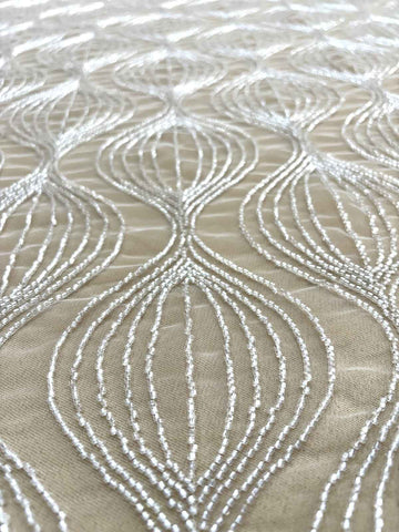 Dantela Couture Diamond geometrikus mintával, gyöngyökkel