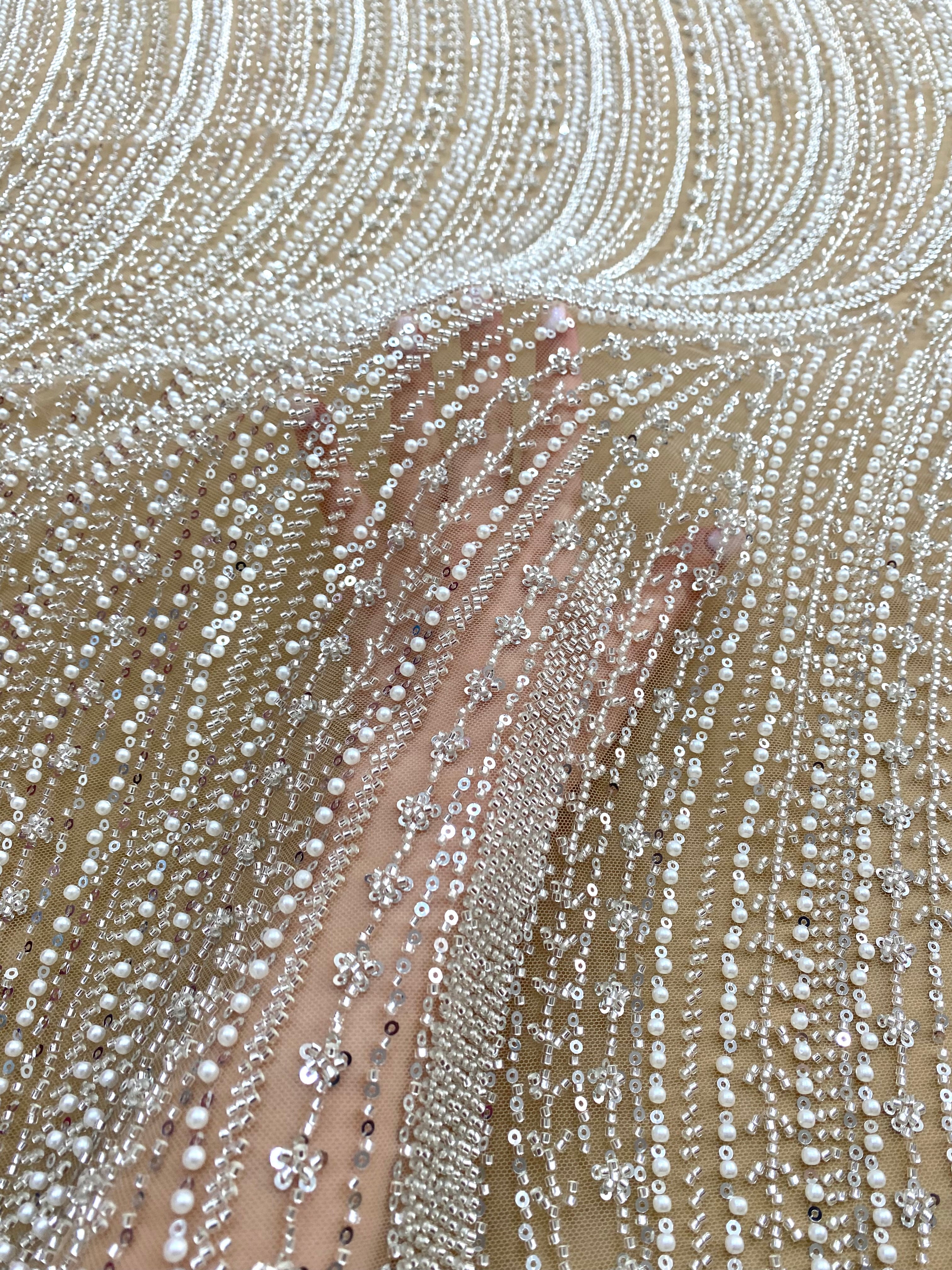 Csipke Couture Ezüst Tüll Nude Lineáris Mintával, Gyöngyökkel, Gyöngyökkel és Flitterekkel