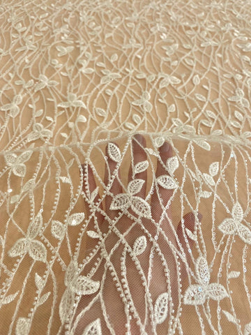 Couture csipke levelekkel, gyöngyökkel és flitterekkel