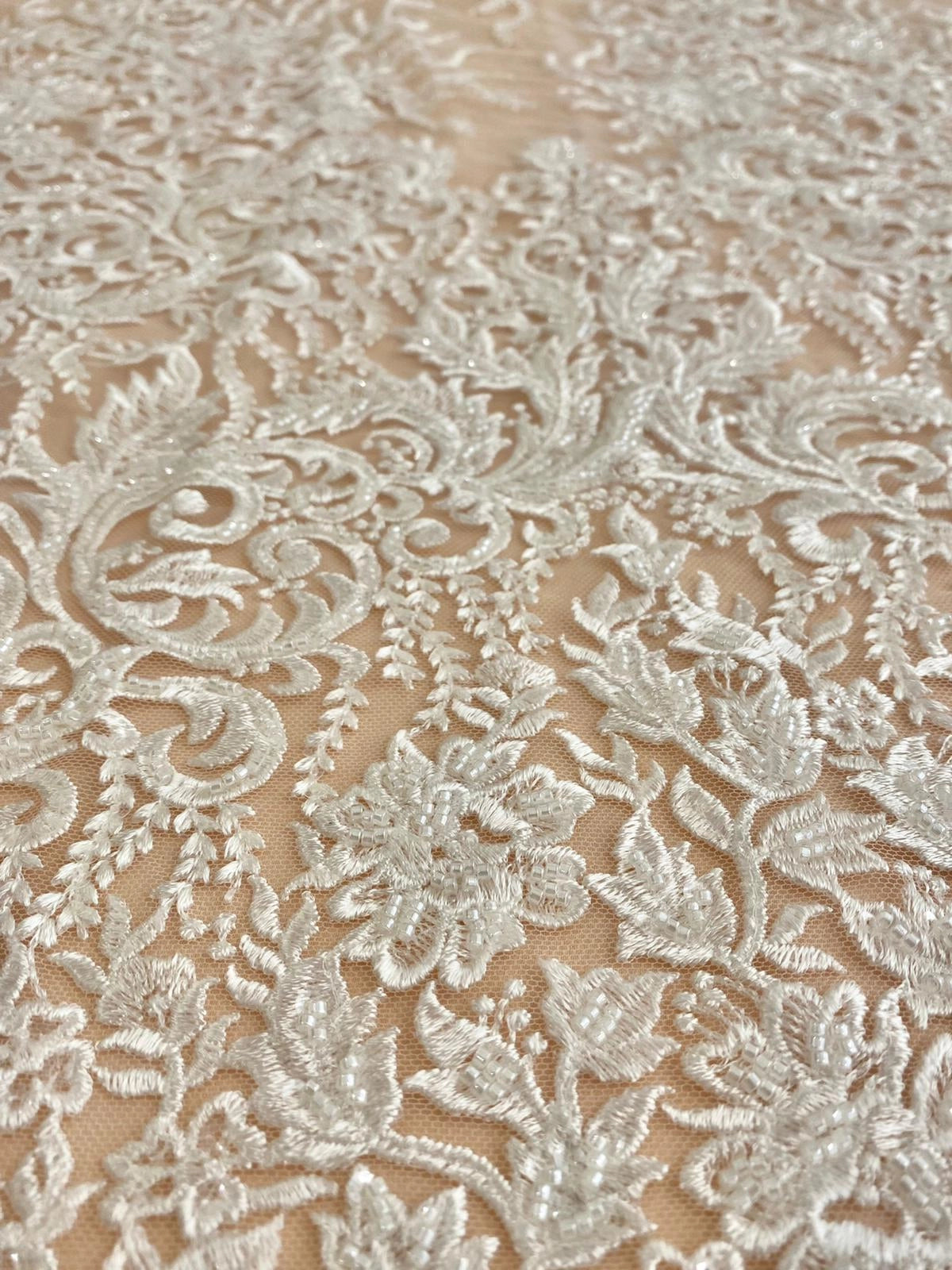 Dantela cu Model Floral, cu Margele si Paiete