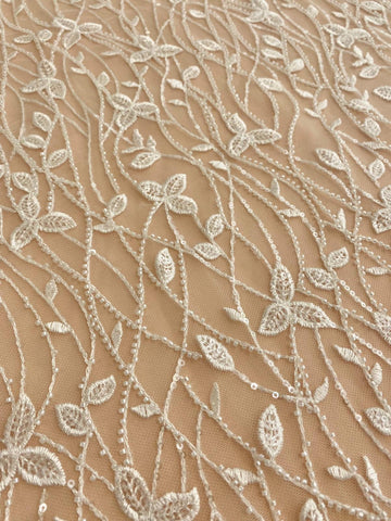 Couture csipke levelekkel, gyöngyökkel és flitterekkel