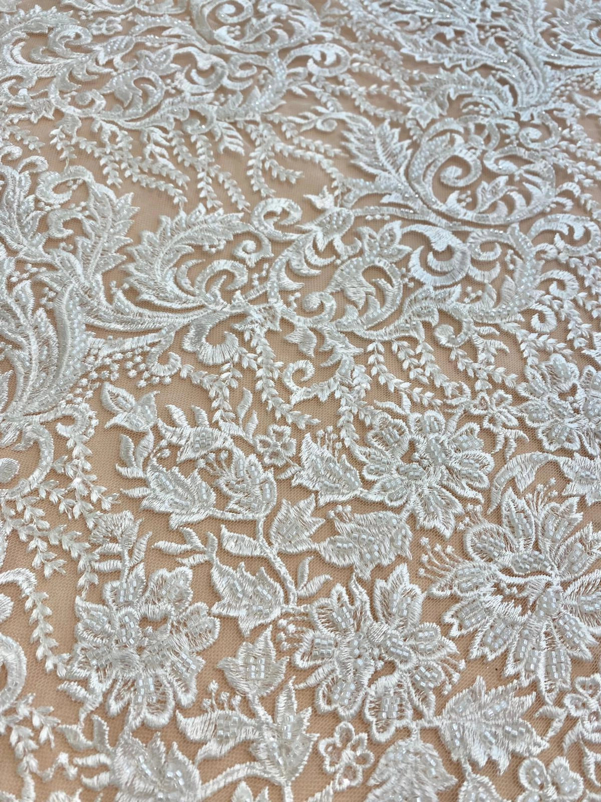 Dantela cu Model Floral, cu Margele si Paiete