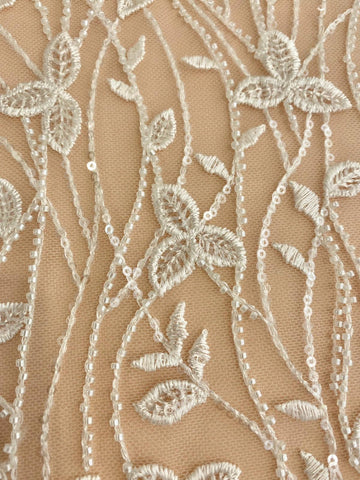 Couture csipke levelekkel, gyöngyökkel és flitterekkel