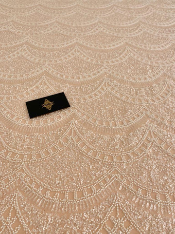 Elefántcsont csipke geometriai mintával, gyöngyökkel és flitterekkel