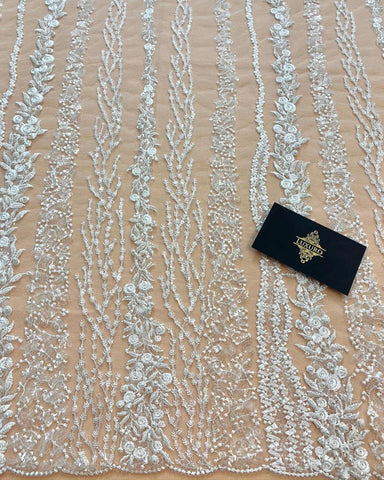 Dantela cu Model Liniar cu Flori, cu Perle Sidefate si Paiete