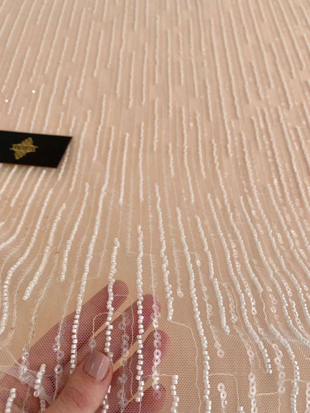 Gyöngyházfényű gyöngyös és flitteres csipke
