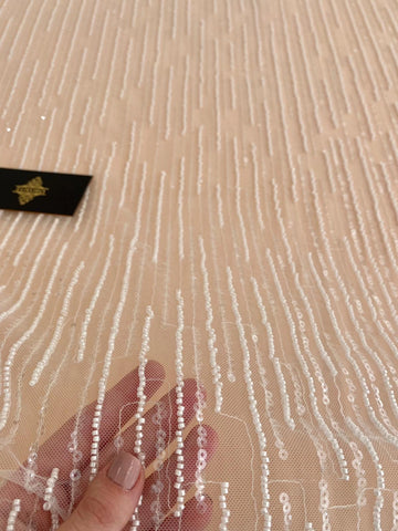 Gyöngyházfényű gyöngyös és flitteres csipke