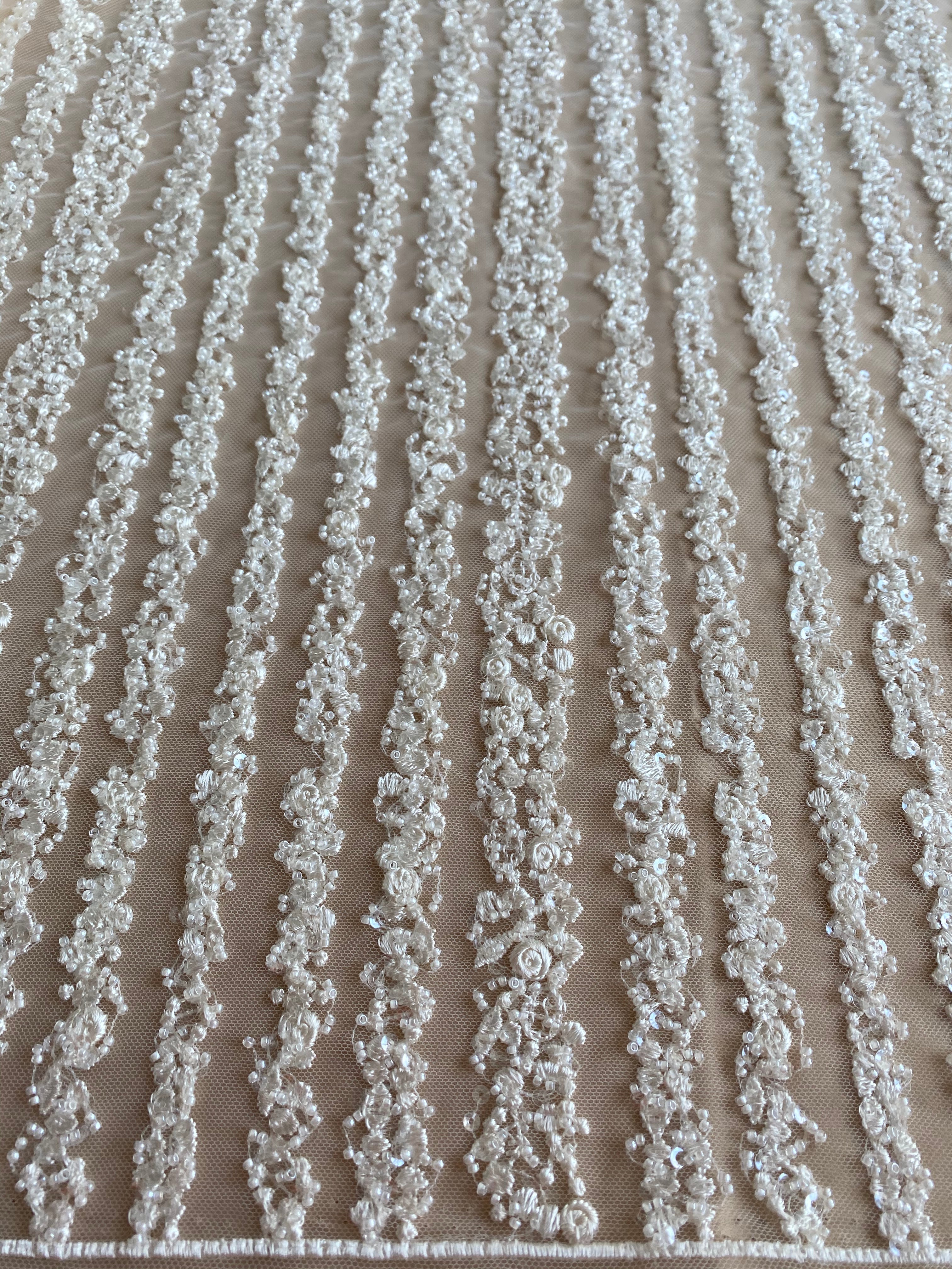 Dantela Ivory Model Liniar, cu Perle si Paiete