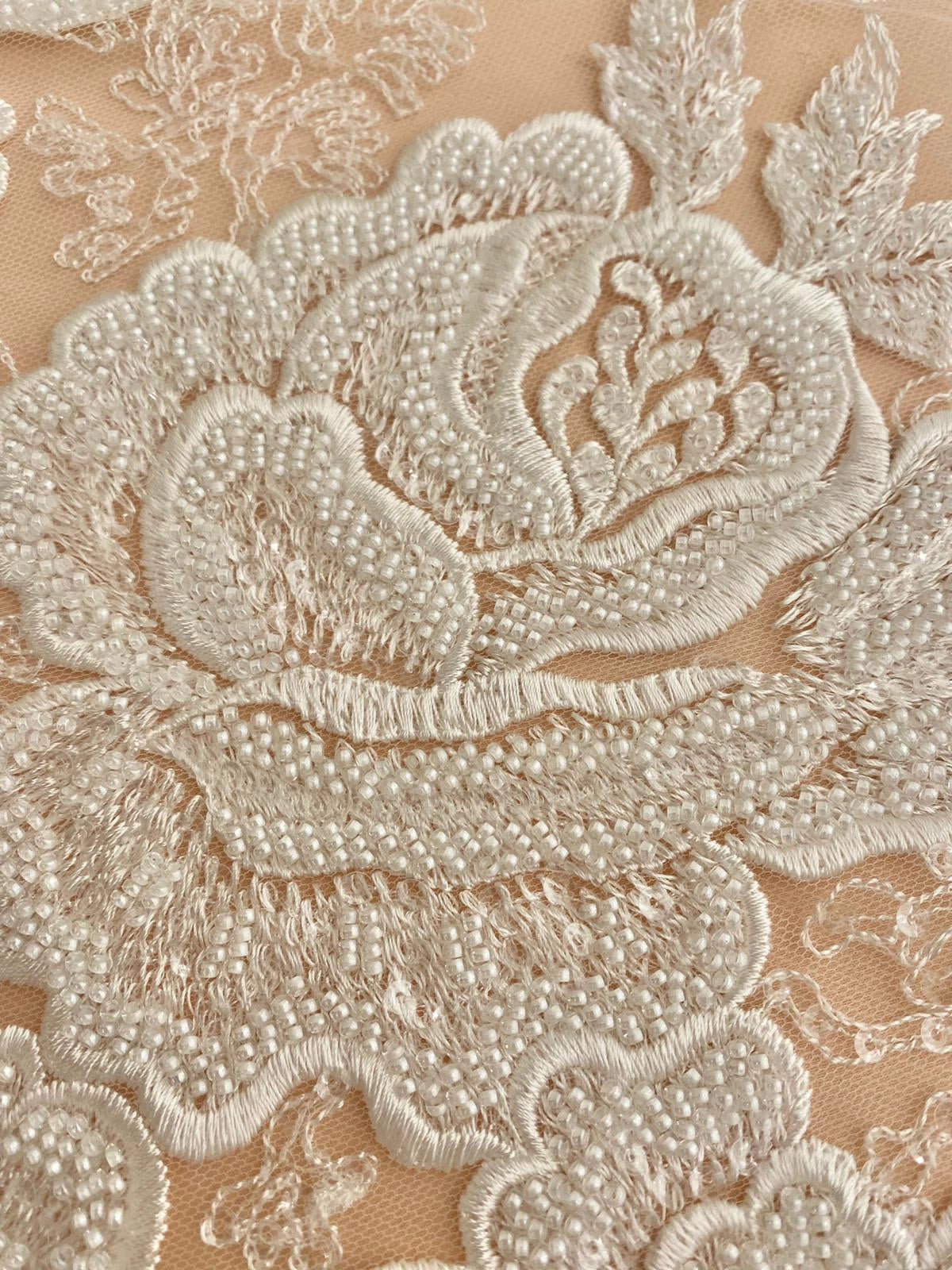 Dantela Couture Ivory virágmintás, gyöngyökkel és flitterekkel
