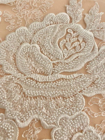 Dantela Couture Ivory virágmintás, gyöngyökkel és flitterekkel