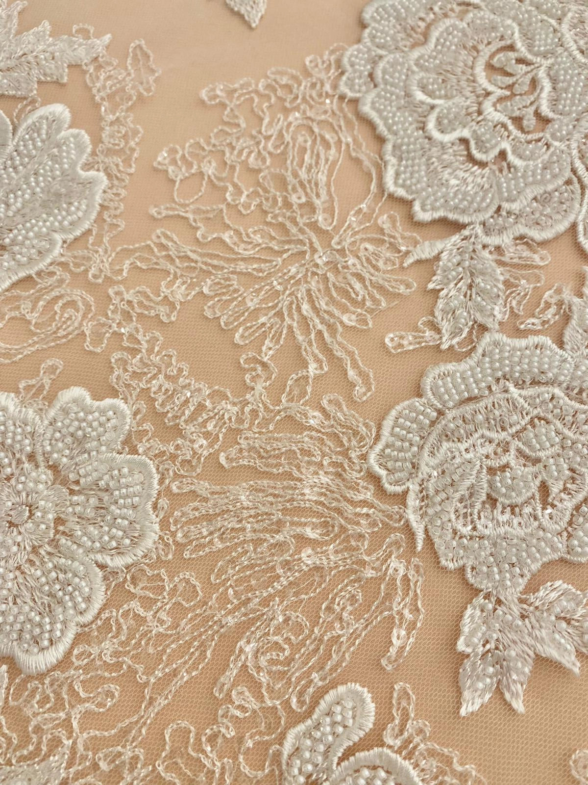Dantela Couture Ivory virágmintás, gyöngyökkel és flitterekkel