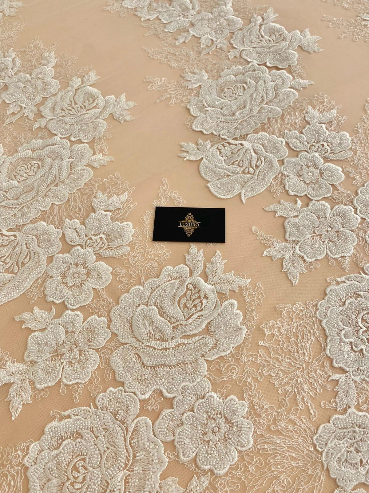 Dantela Couture Ivory virágmintás, gyöngyökkel és flitterekkel